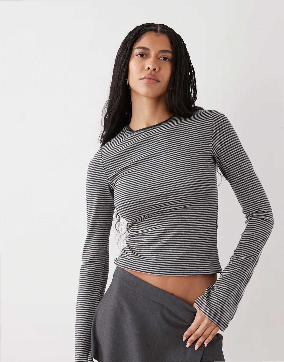 – Schmal geschnittenes, langärmliges Oberteil mit Streifen in Schwarz und Grau