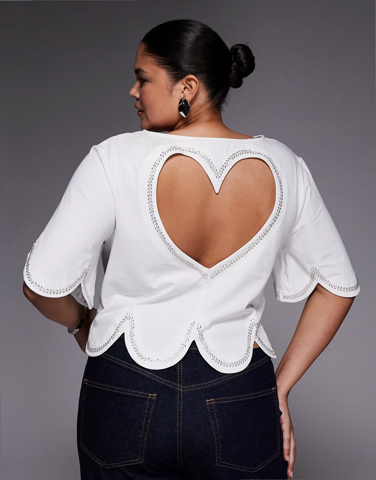 Curve – Biały zdobiony T-shirt z wycięciem w kształcie serca