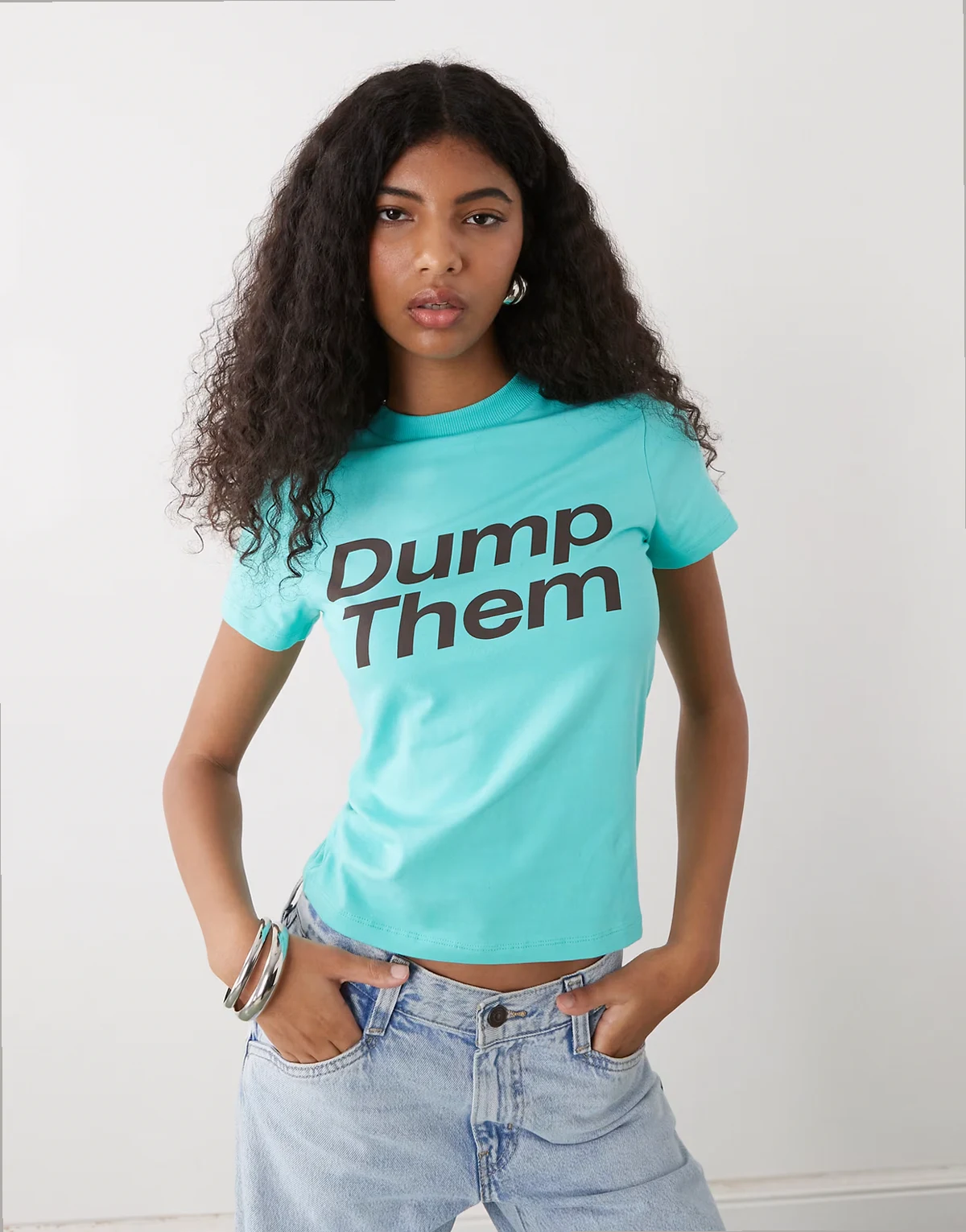 – Przylegający T-shirt z krótkimi rękawami i napisem „Dump Them”