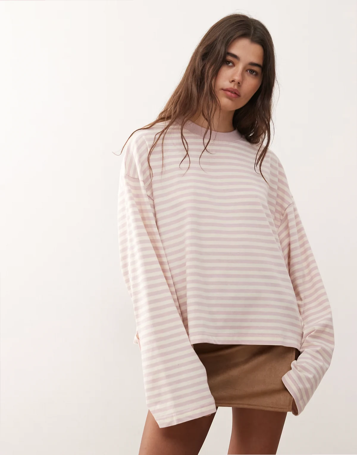 – Bloom – Pudroworóżowy T-shirt o pudełkowym kroju z okrągłym dekoltem i długimi rękawami z mieszanki bawełny w paski