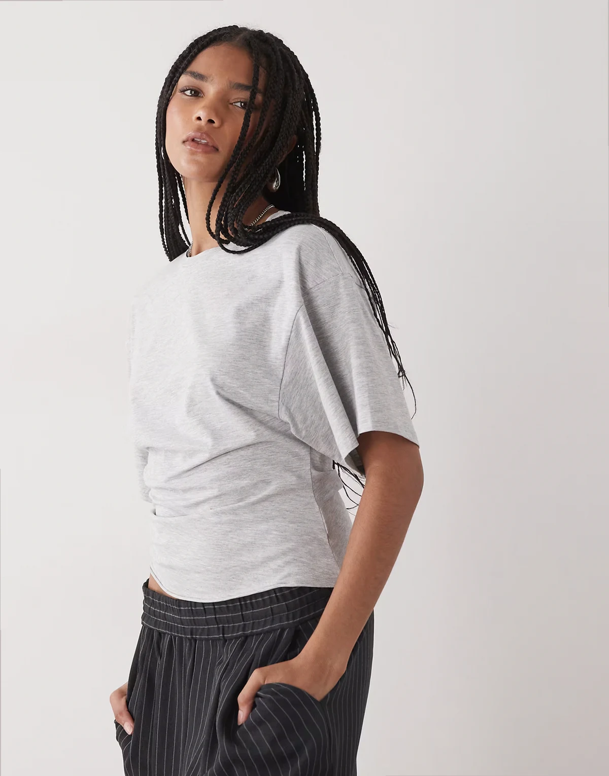 – Tailliertes T-Shirt in meliertem Grau