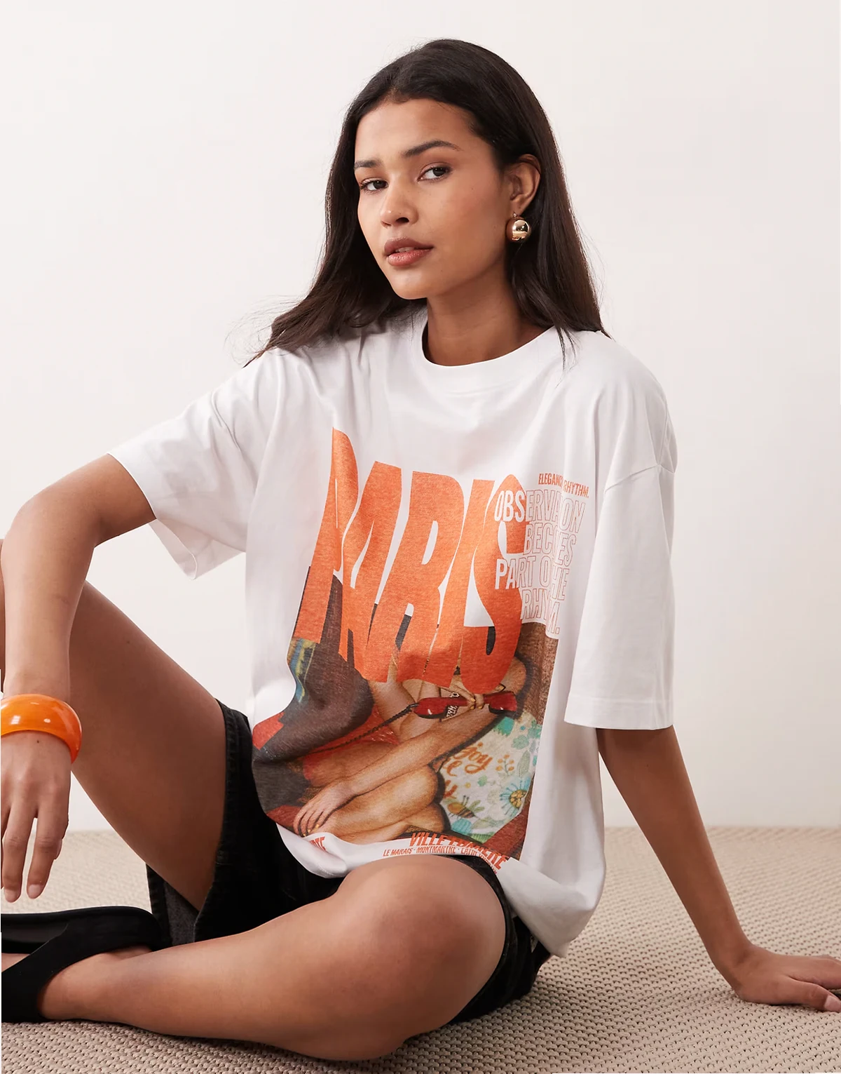 – Czarny T-shirt oversize z krótkimi rękawami i grafiką z napisem „Paris”