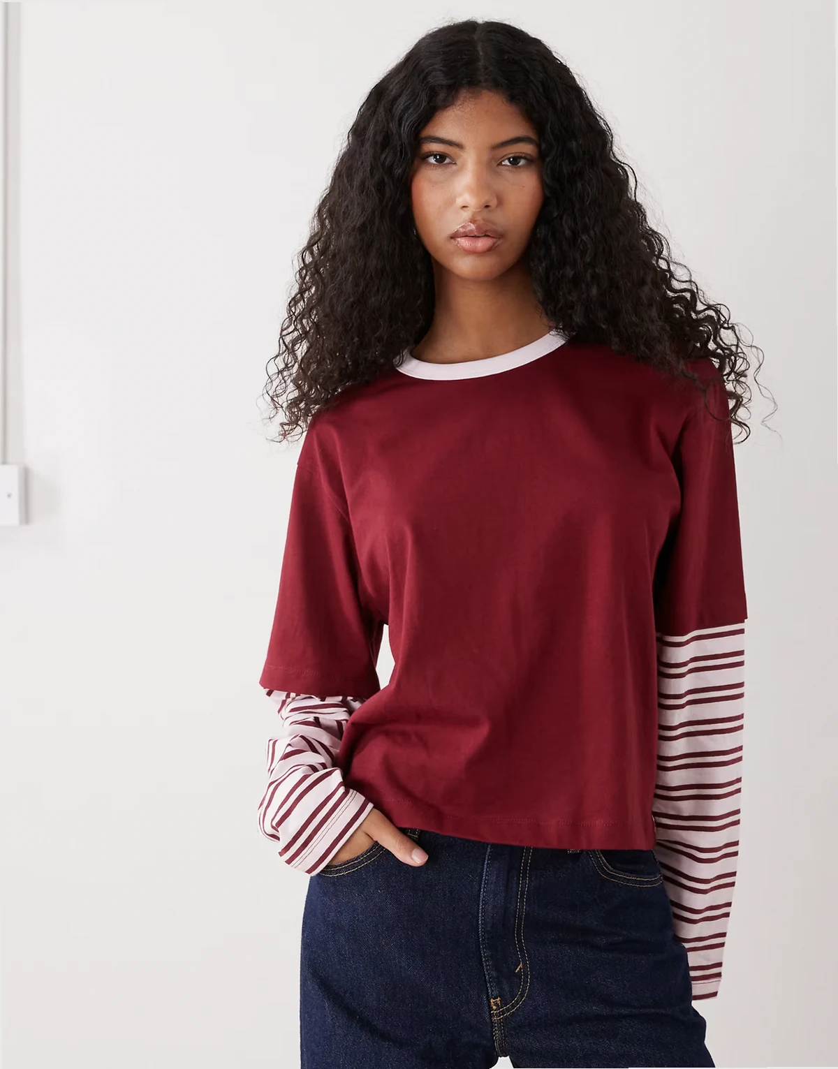 – Różowy dwuwarstwowy T-shirt z długimi rękawami w paski