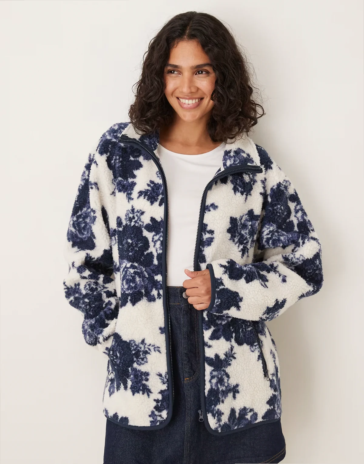 – Teddyfleece-Jacke in Cremeweiß mit marineblauem Blumenmotiv und Reißverschluss