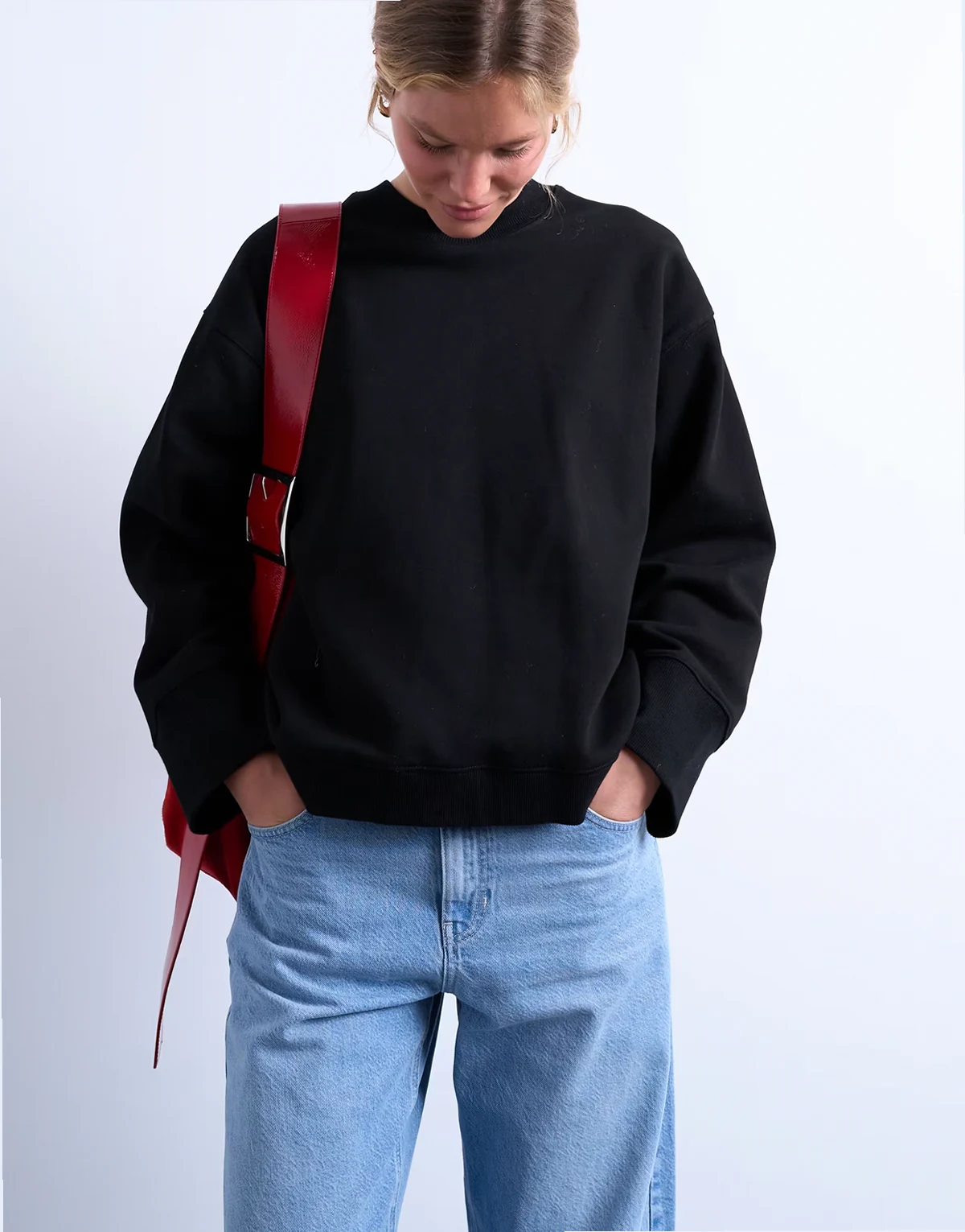 – Czarna bluza oversize z szerokimi mankietami