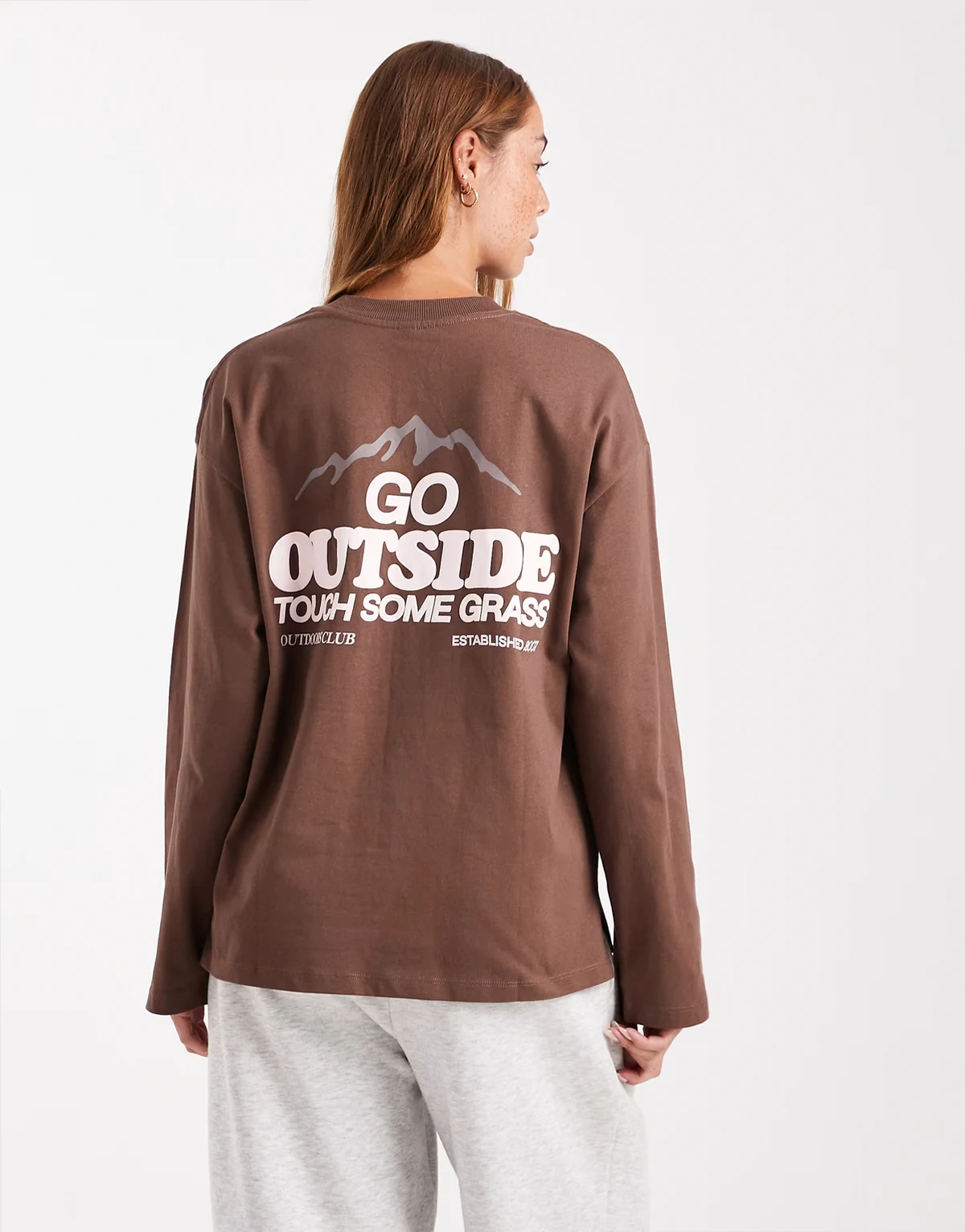 – Klasyczna brązowoszara bluza z długimi rękawami i okrągłym dekoltem