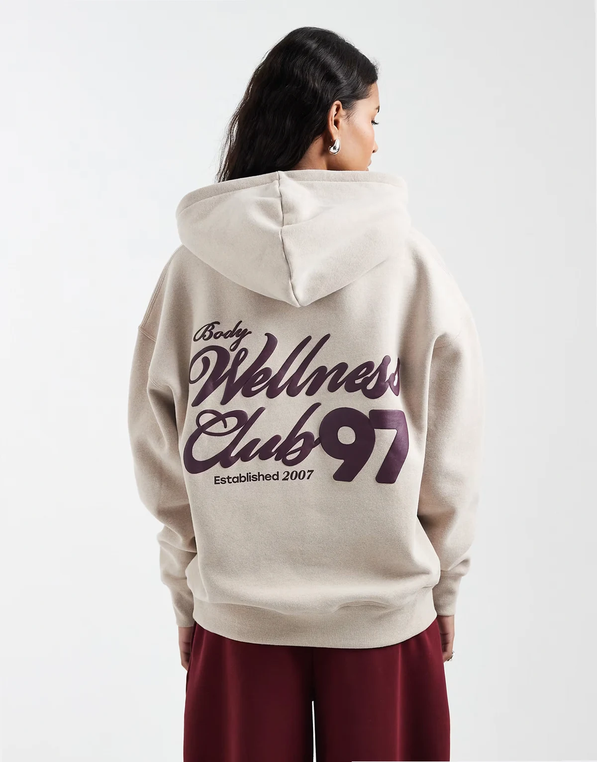 – Plush – Hochwertiger Kapuzenpullover in meliertem Sesambeige mit Grafikprint
