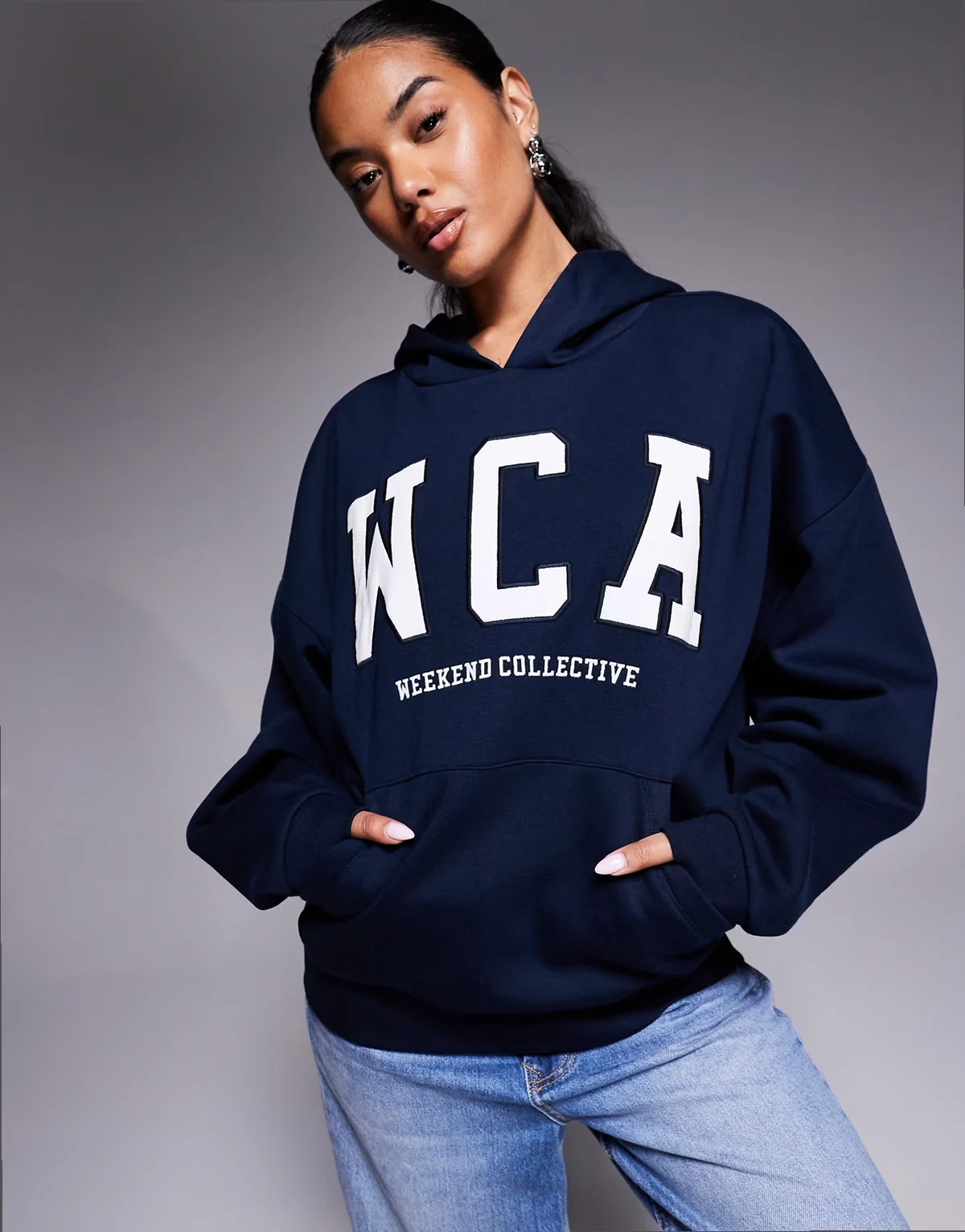 Weekend Collective – Kapuzenpullover in Marineblau mit College-Logo, Kombiteil