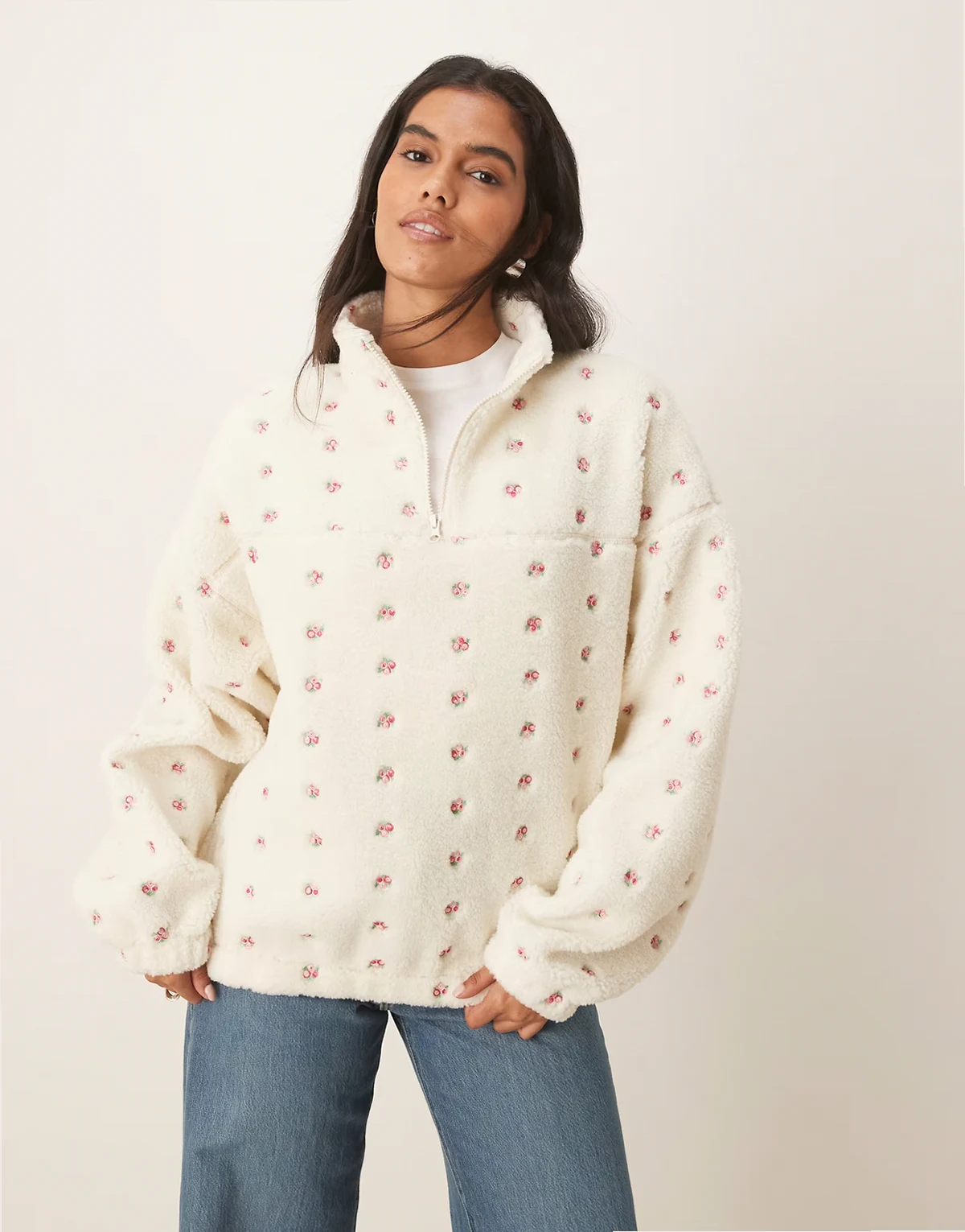 – Fleece-Pullover in Creme mit durchgehendem Reißverschluss und Blumenstickerei