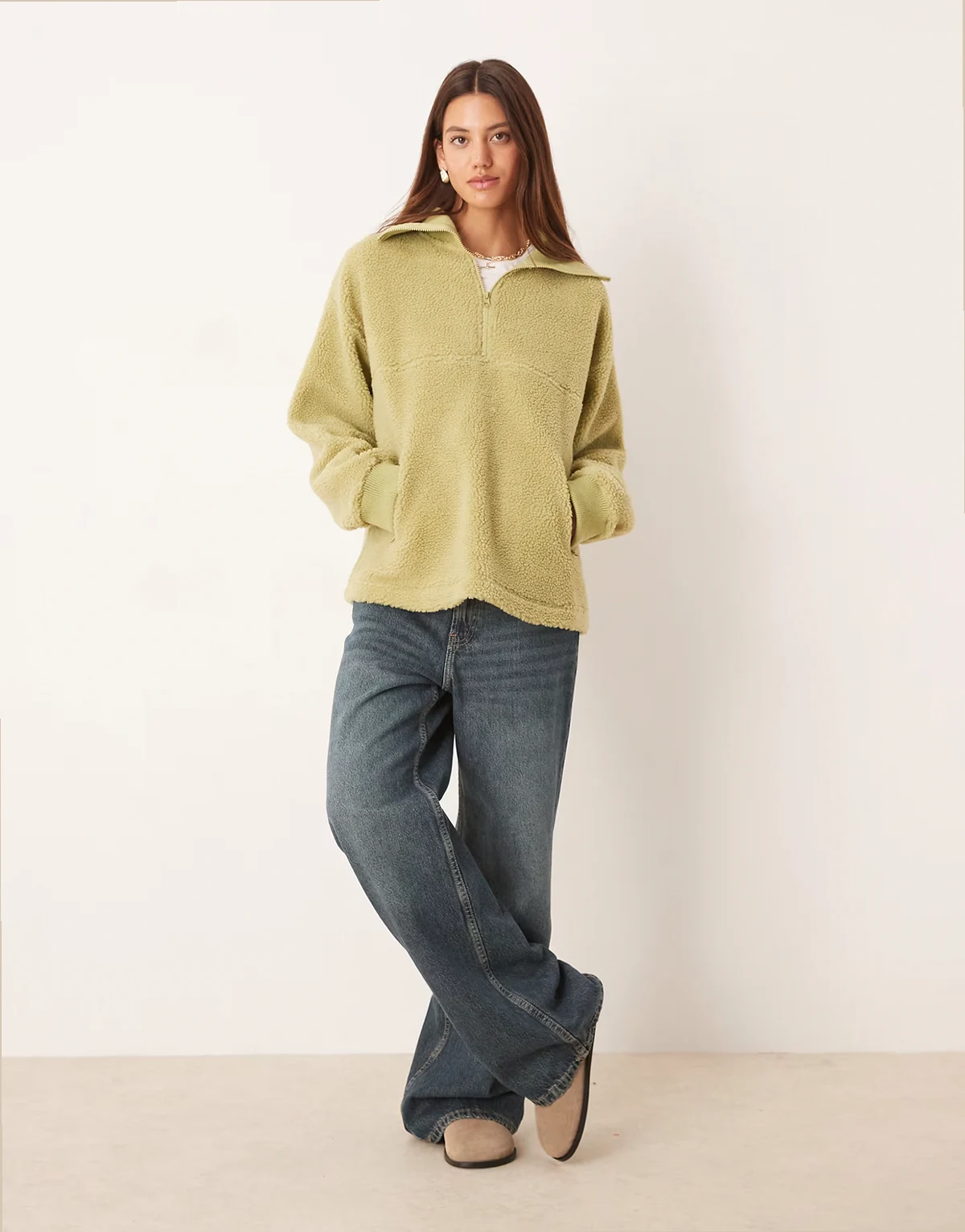 – Sweatshirt aus Teddyfleece und Strickstoff in Salbeigrün mit kurzem Reißverschluss