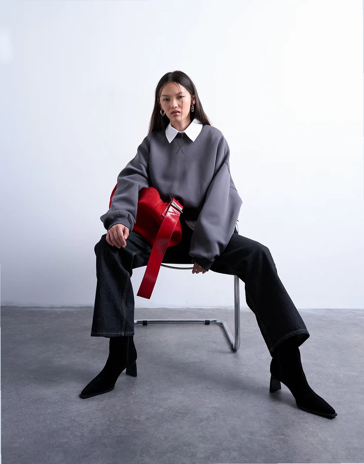 – Szara zbierana w talii bluza dresowa oversize z materiału w stylu scuba