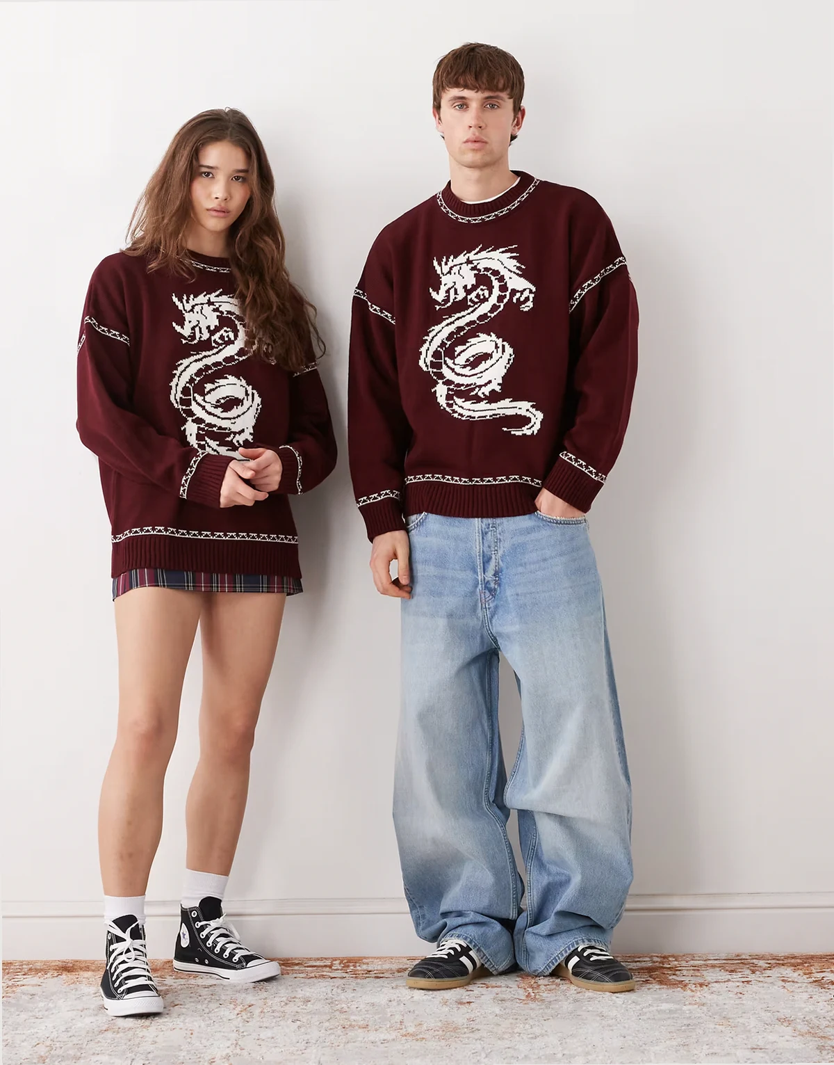 – Bordowy dzianinowy sweter unisex z grafiką ze smokiem