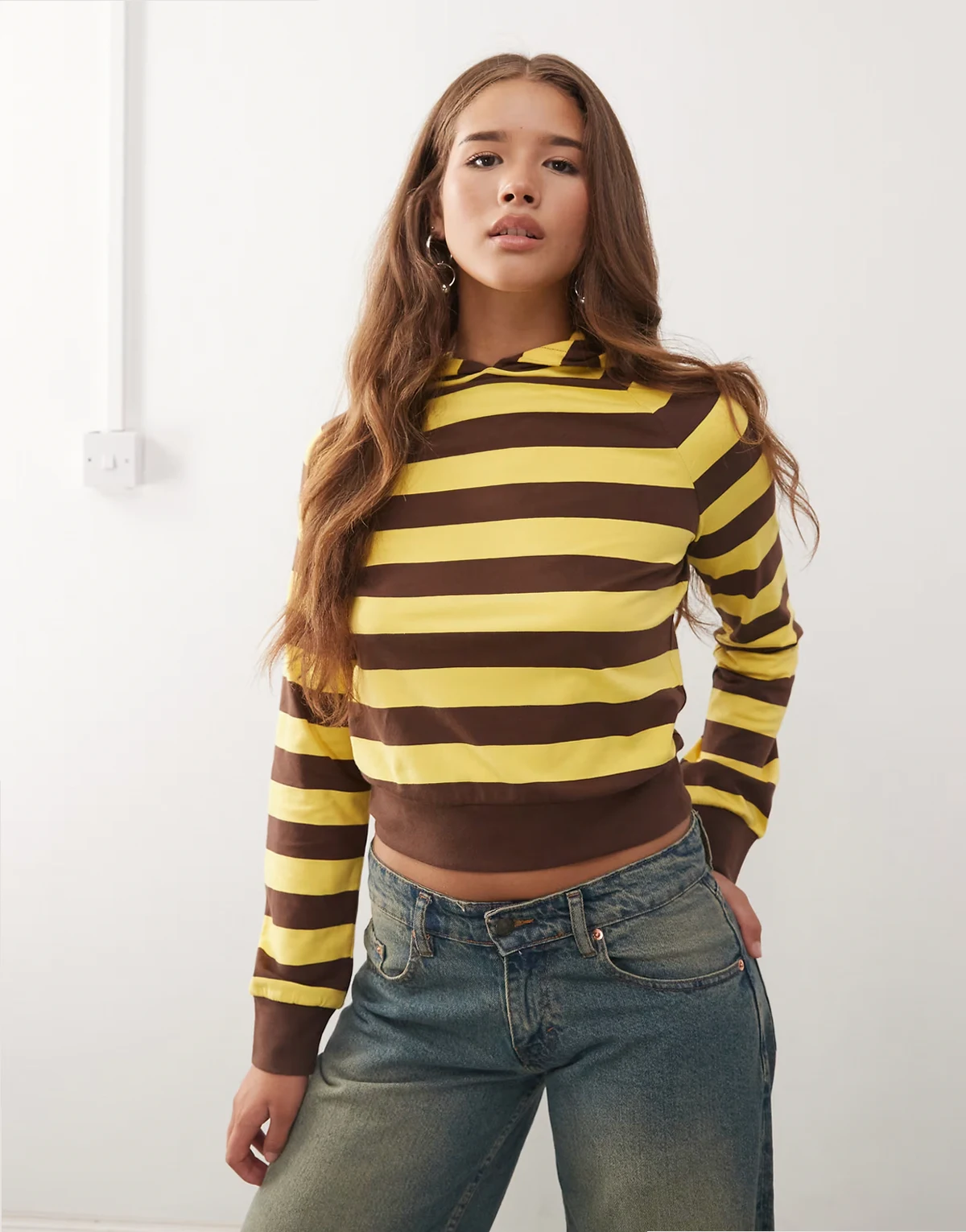 – Bluza z kapturem w czarno-żółte paski