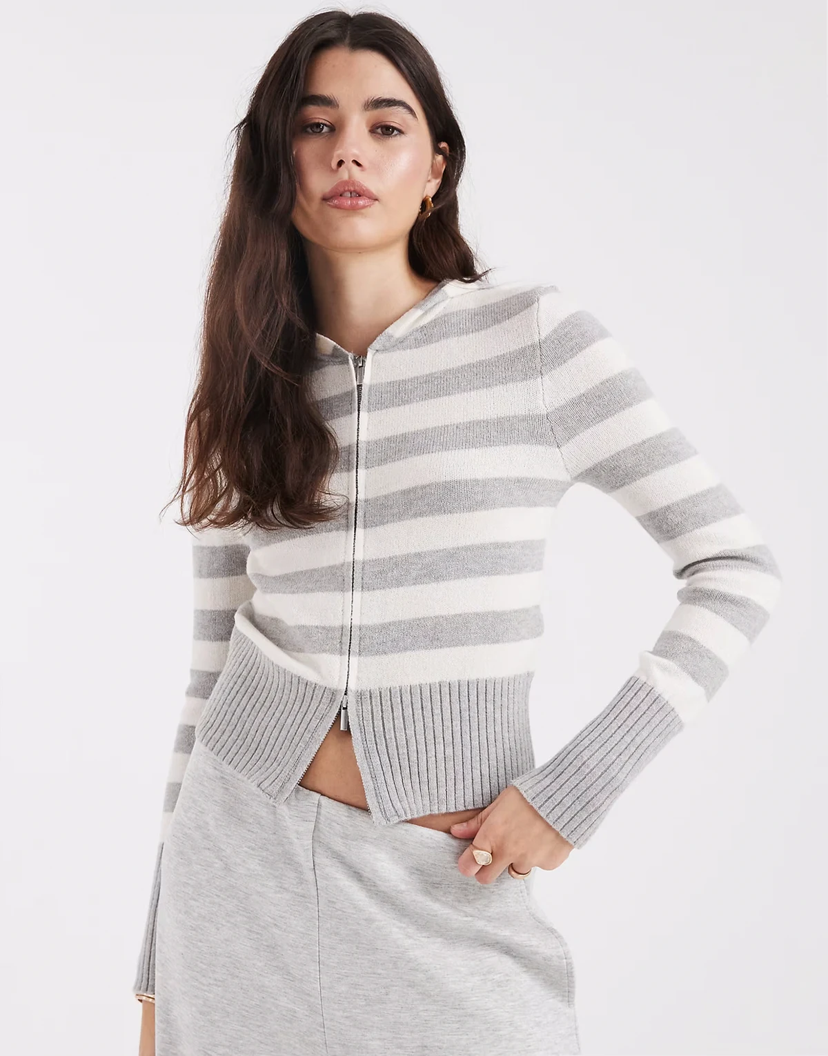 – Zopfstrickjacke mit Kapuze und grauen Streifen