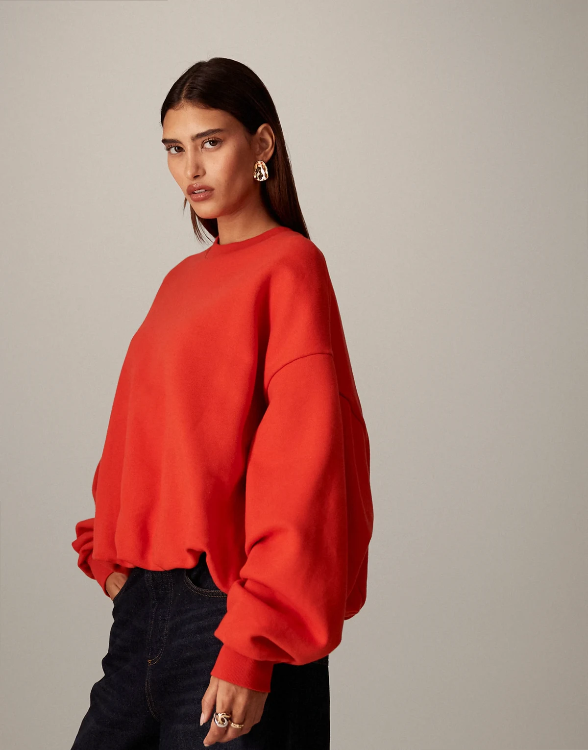 – Czerwona bluza z bufiastym dołem