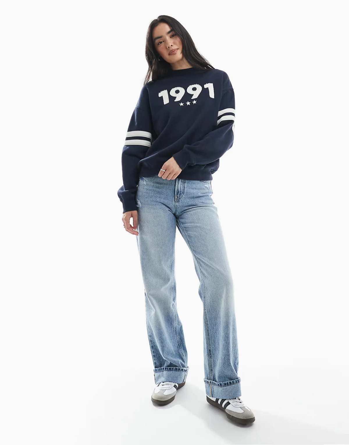 – Granatowa bluza z grafiką w stylu vintage