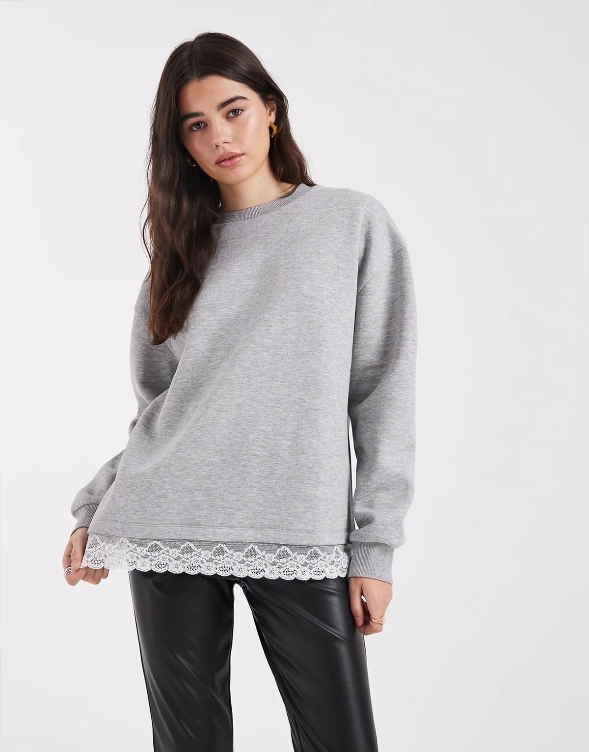 – Oversize-Sweatshirt in Grau meliert mit Spitzenbesatz am Saum