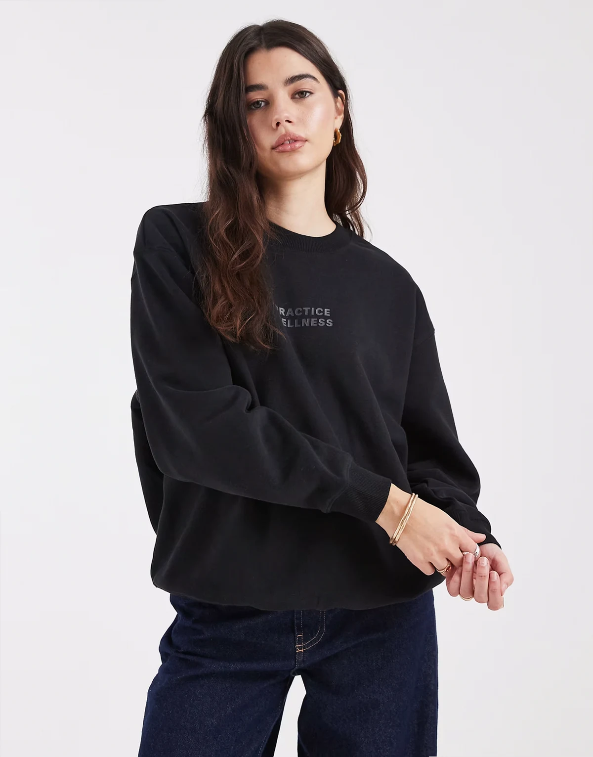 – Czarna bluza z okrągłym dekoltem i grafiką