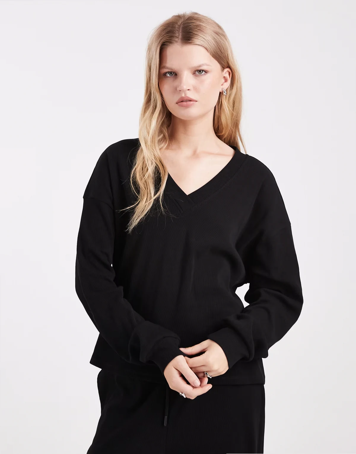 – Geripptes Oversize-Sweatshirt in Schwarz mit V-Ausschnitt, Kombiteil