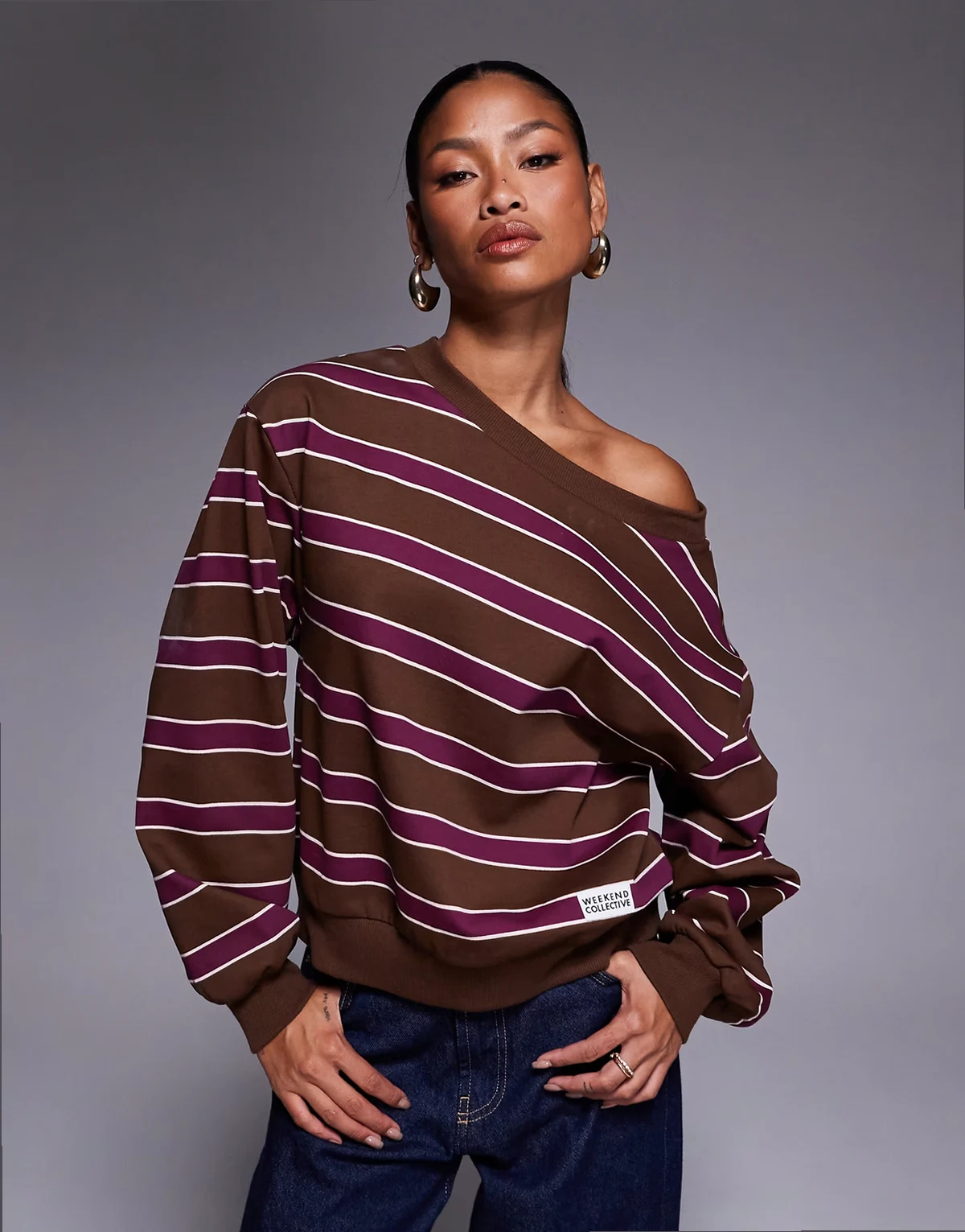 Weekend Collective – Schulterfreies Sweatshirt mit schokoladenfarbenen und burgunderfarbenen Streifen