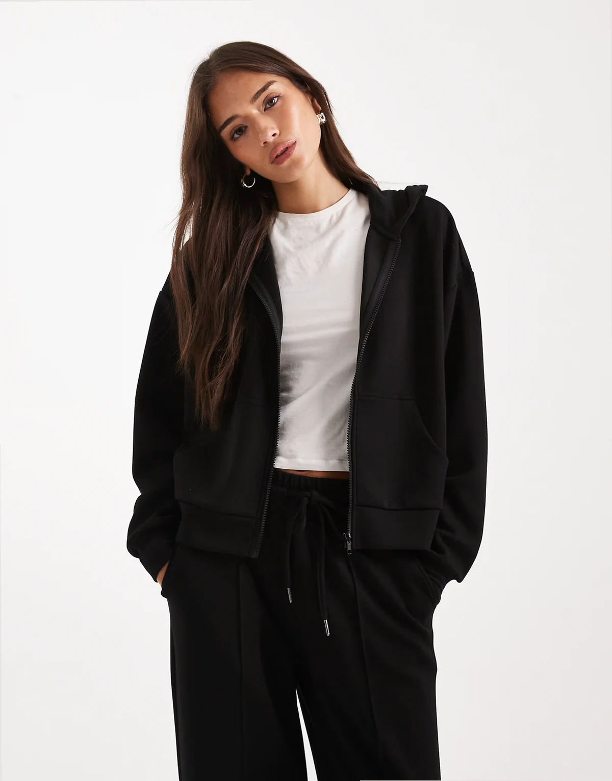 – Kapuzenjacke aus neoprenartigem Material in Schwarz mit Reißverschluss vorn