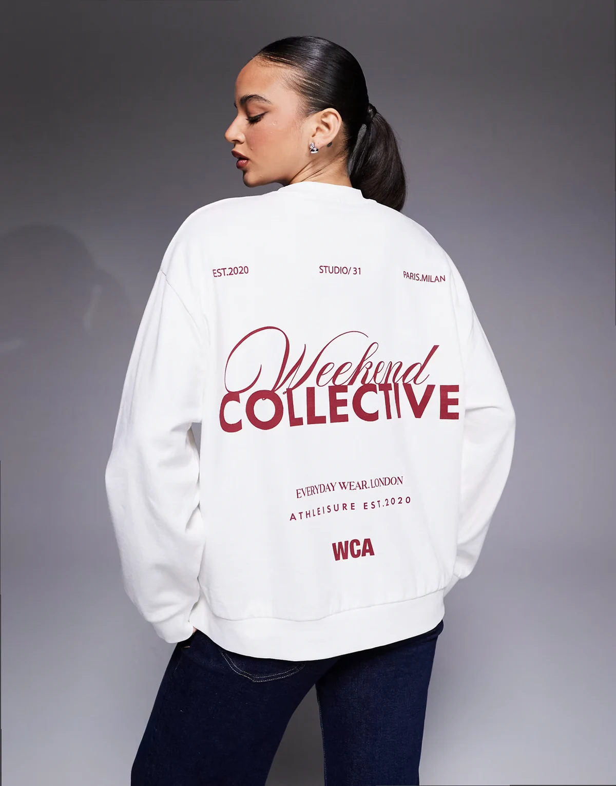 Weekend Collective – Oversize-Sweatshirt in Cremeweiß mit Athleisure-Logografik auf der Rückseite