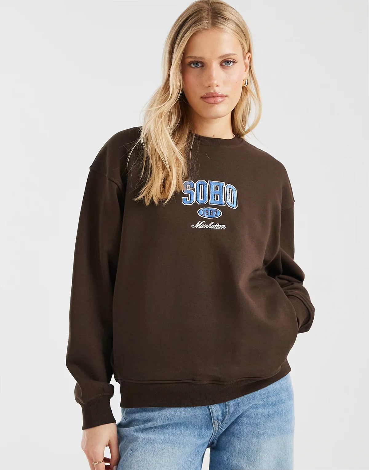 – Sweatshirt in Schokobraun mit hohem Baumwollanteil und „Soho“-Grafikprint