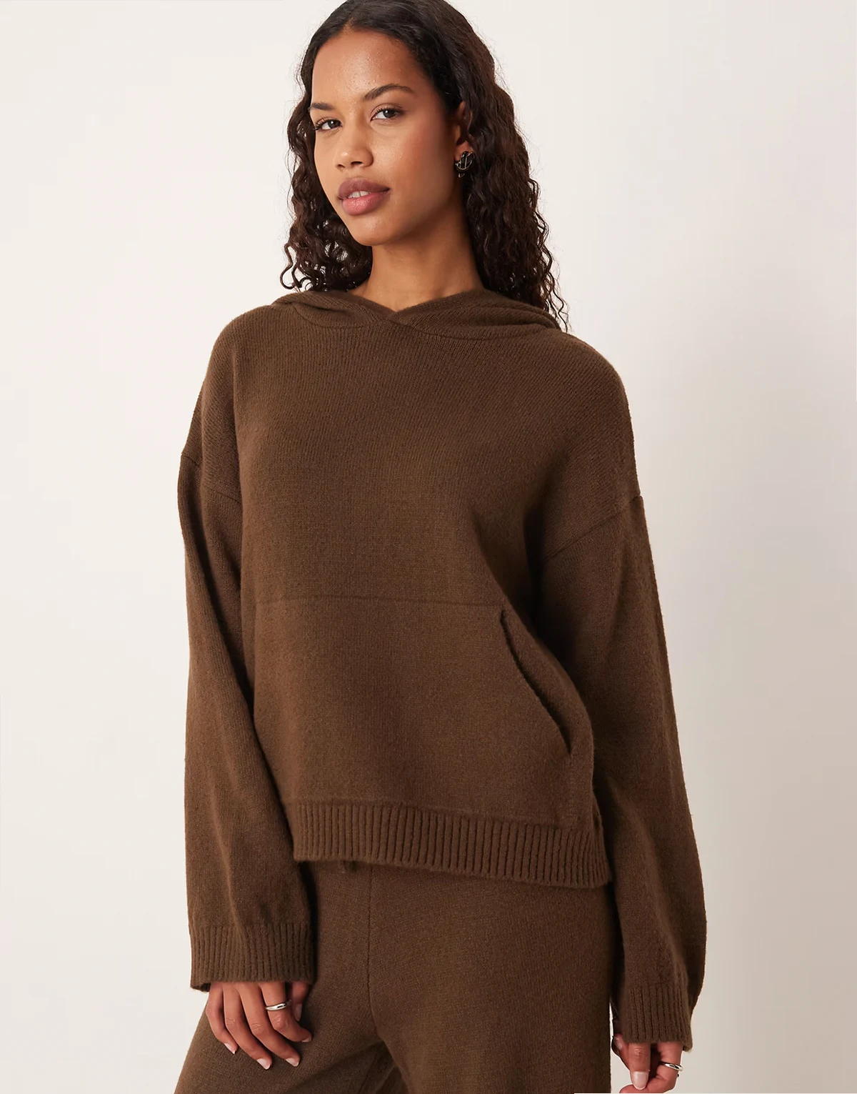 – Flauschiger Oversize-Kapuzenpullover aus Strick in Schokobraun, Kombiteil