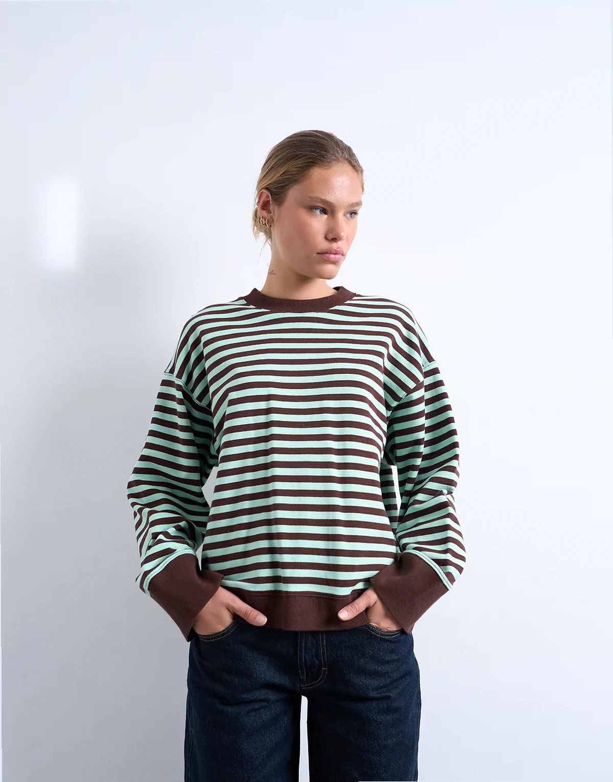 – Miętowo-czekoladowa bluza dresowa oversize w paski z szerokimi mankietami