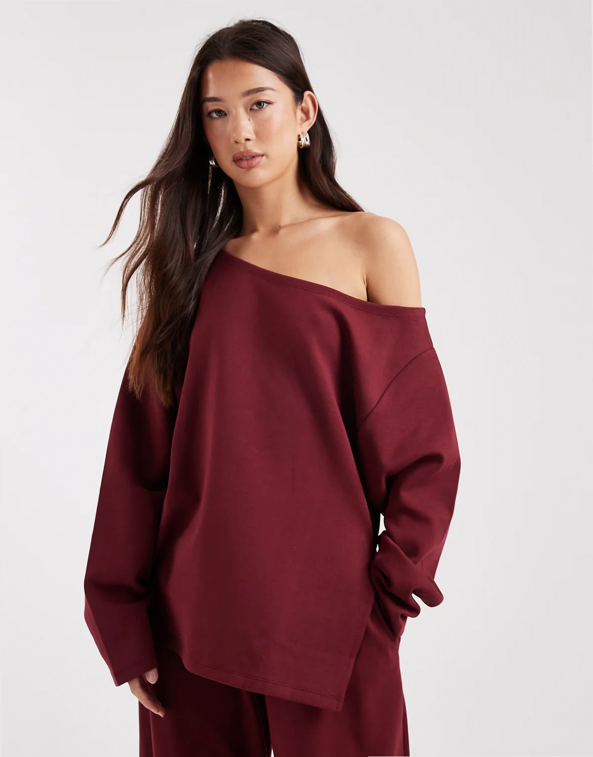 oversized off shoulder interlock sweatshirt in burgundy