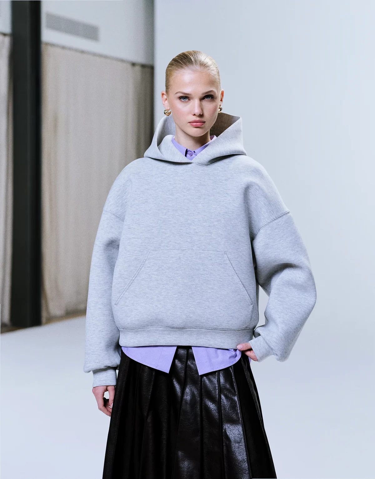 – Oversize-Kapuzenpullover aus neoprenähnlichem Material in grau meliert