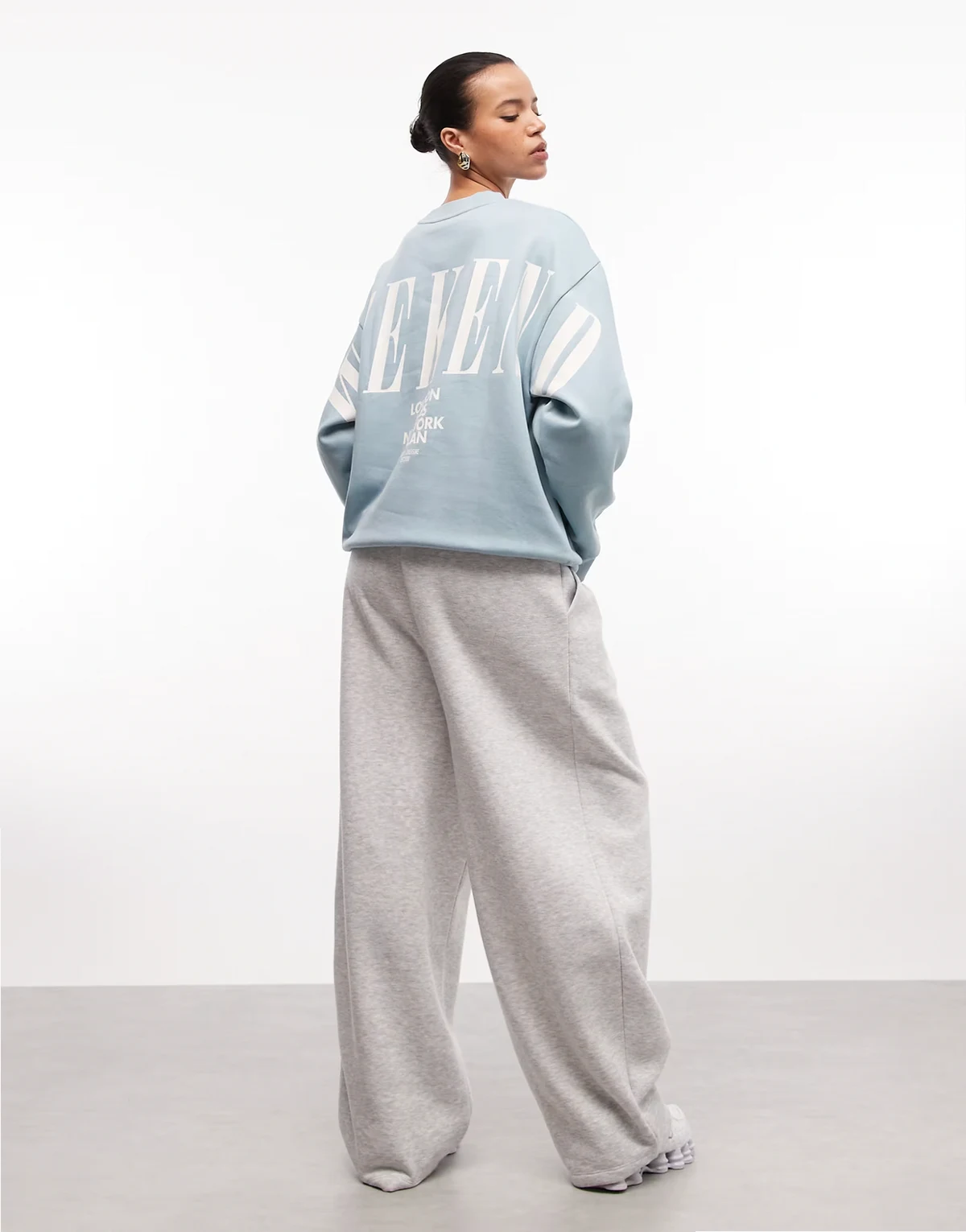 Weekend Collective – Icon – Sweatshirt in gedämpftem Blau mit Stapel-Logo
