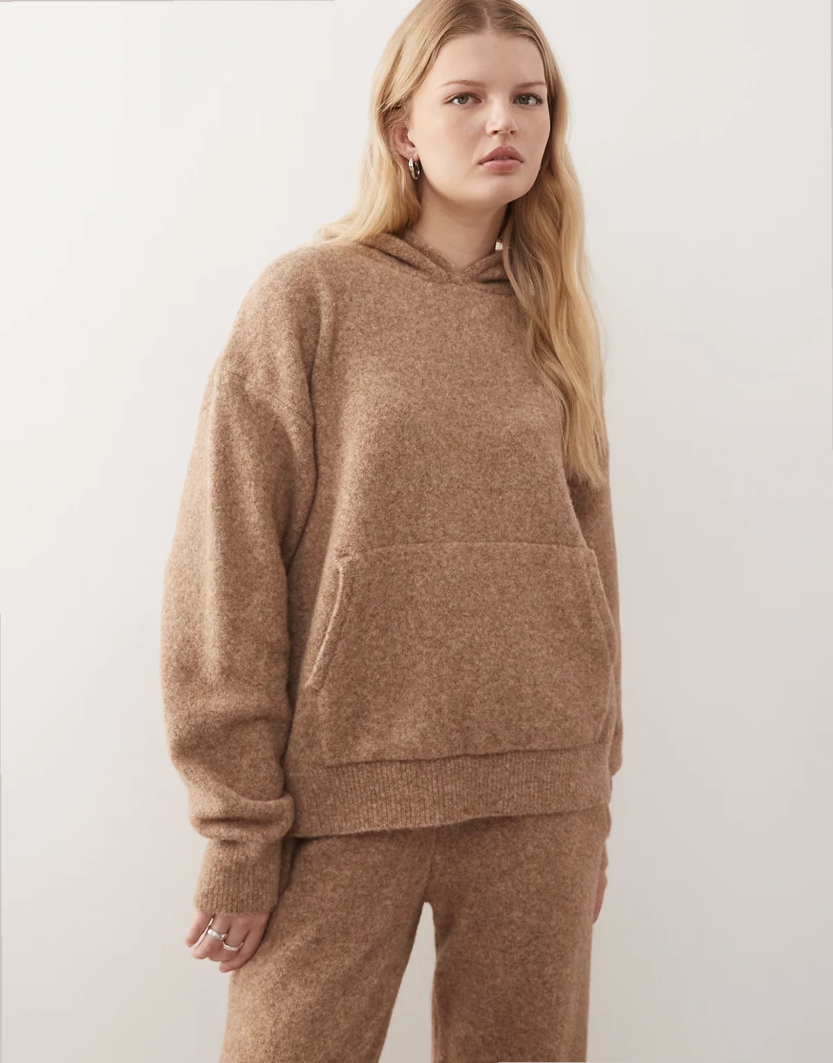 – Brązowa dzianinowa bluza oversize z kapturem, część zestawu