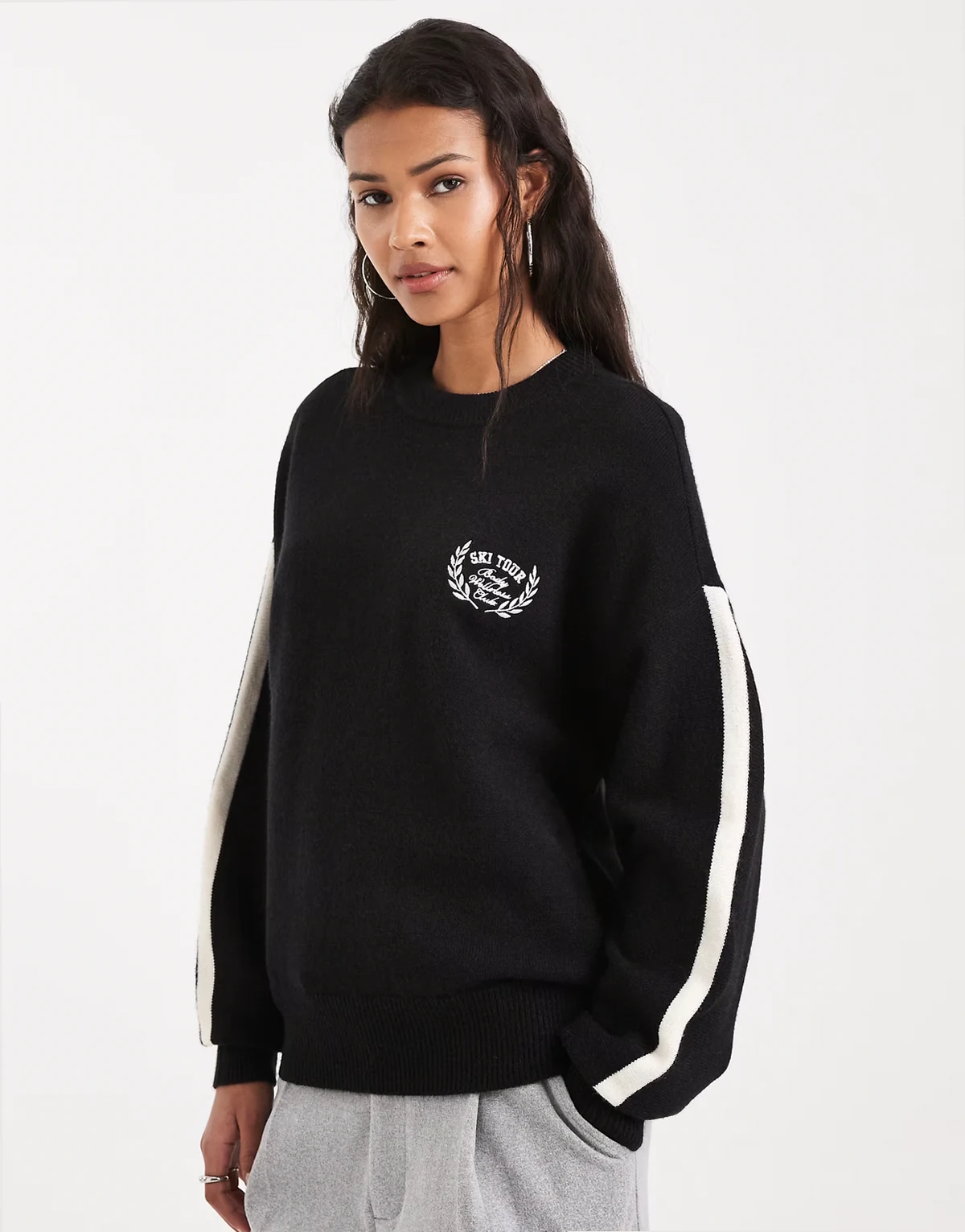 – Czarny sweter o luźnym kroju