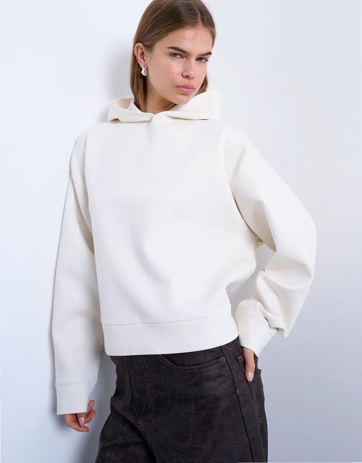 – Premium – Kapuzenpullover mit Oversize-Passform in Ecru aus neoprenartigem Stoff