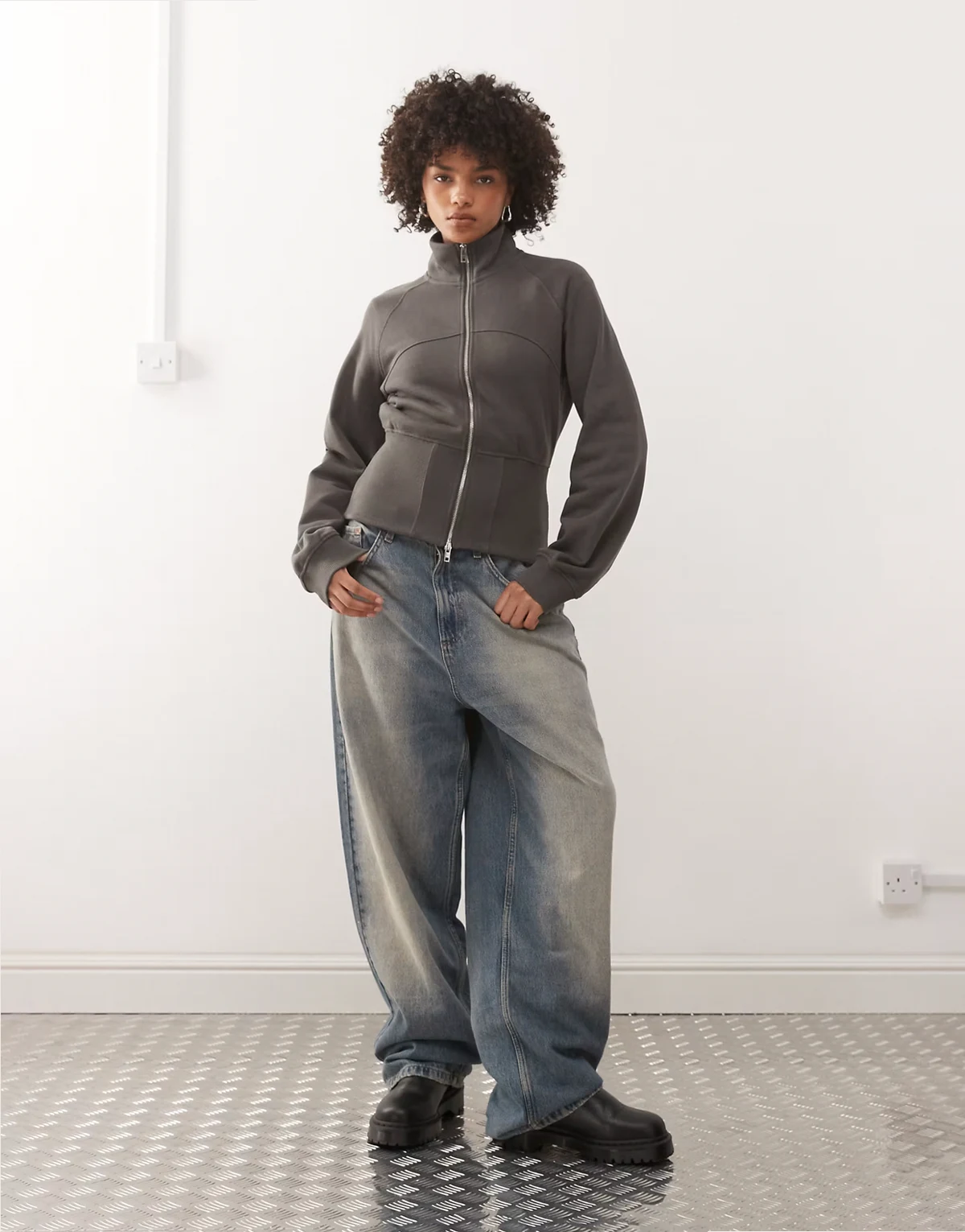 – Hochgeschlossene Sweatjacke in Dunkelgrau mit Reißverschluss und betonter Taille