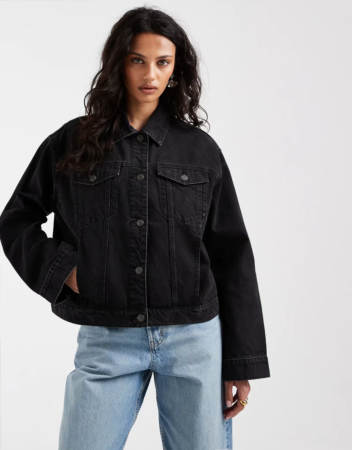 – Czarna kurtka jeansowa oversize w stylu lat 90.