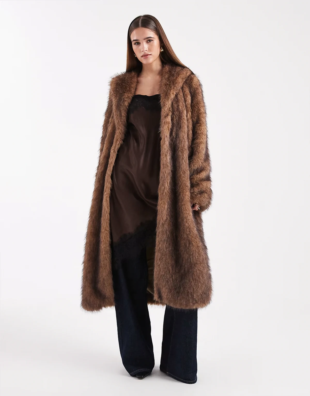 – Brązowy płaszcz maxi ze sztucznego futra