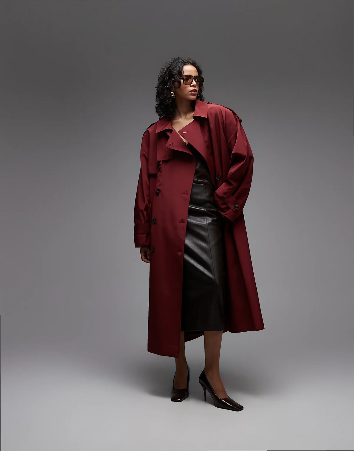 – Czerwony prochowiec oversize maxi z paskiem