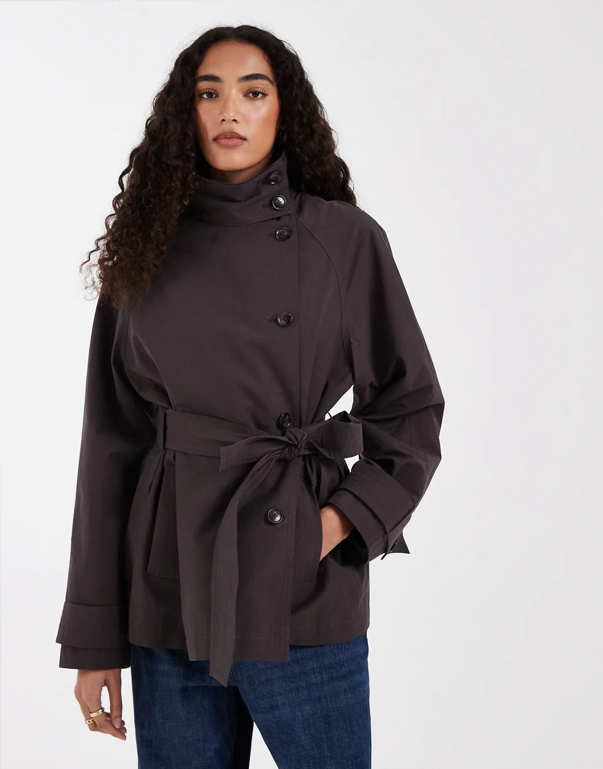 ASOS DESIGN Tall – Trenchcoat in Schokobraun mit Bindegürtel und Stehkragen