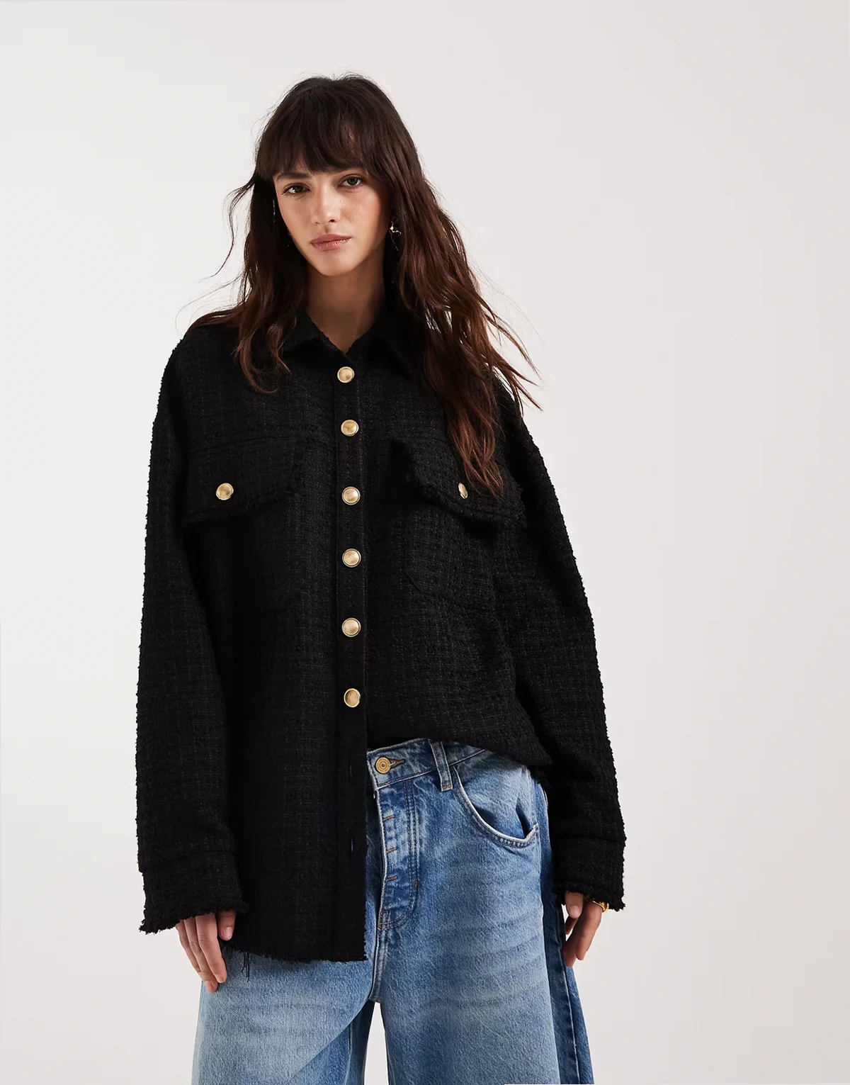 – Czarna kurtka koszulowa oversize z dzianiny boucle