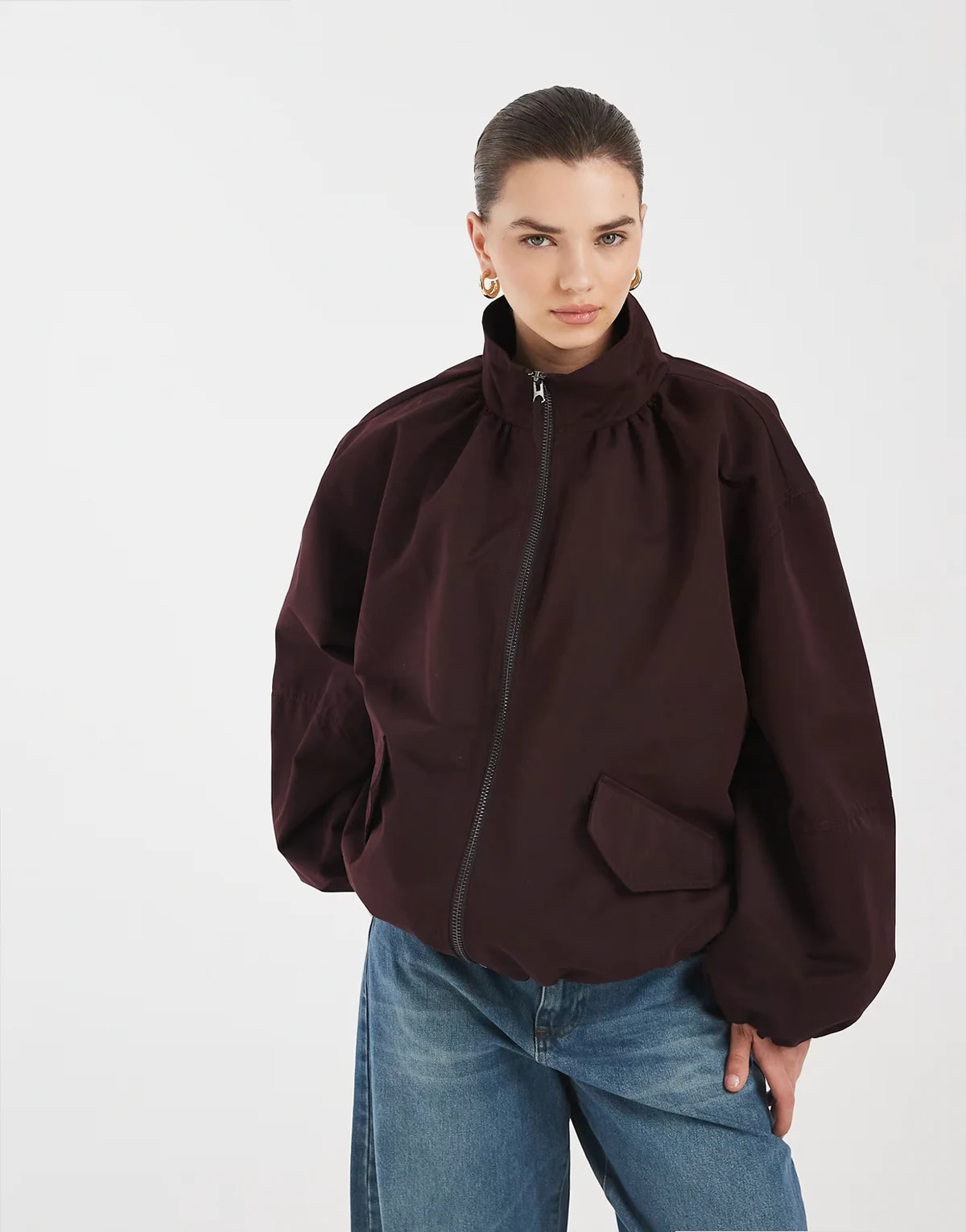 – Bordowa bomberka oversize z golfem