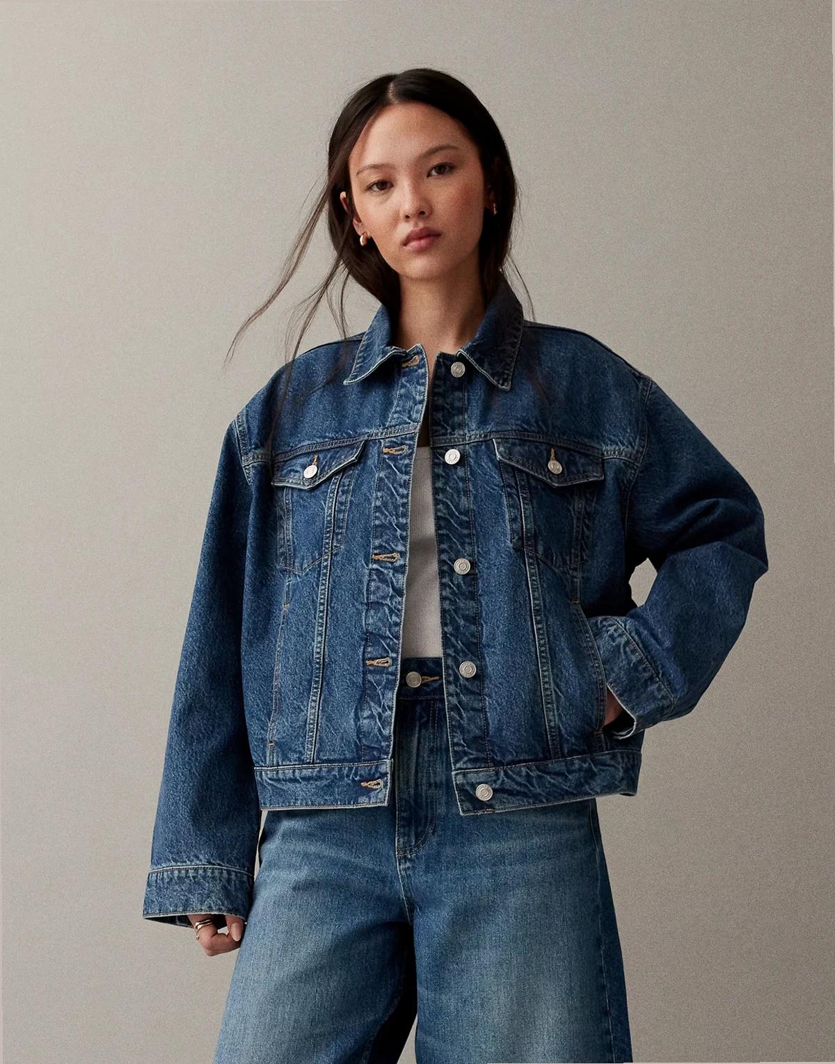 – Niebieska kurtka jeansowa oversize w stylu lat 90.