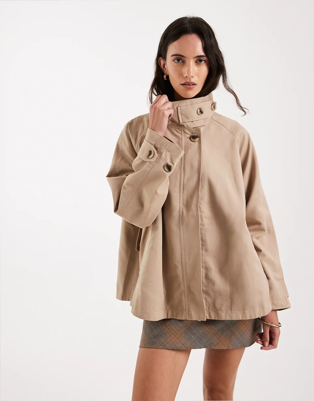 – Jasnobeżowa kurtka z wysokim kołnierzem i peleryną