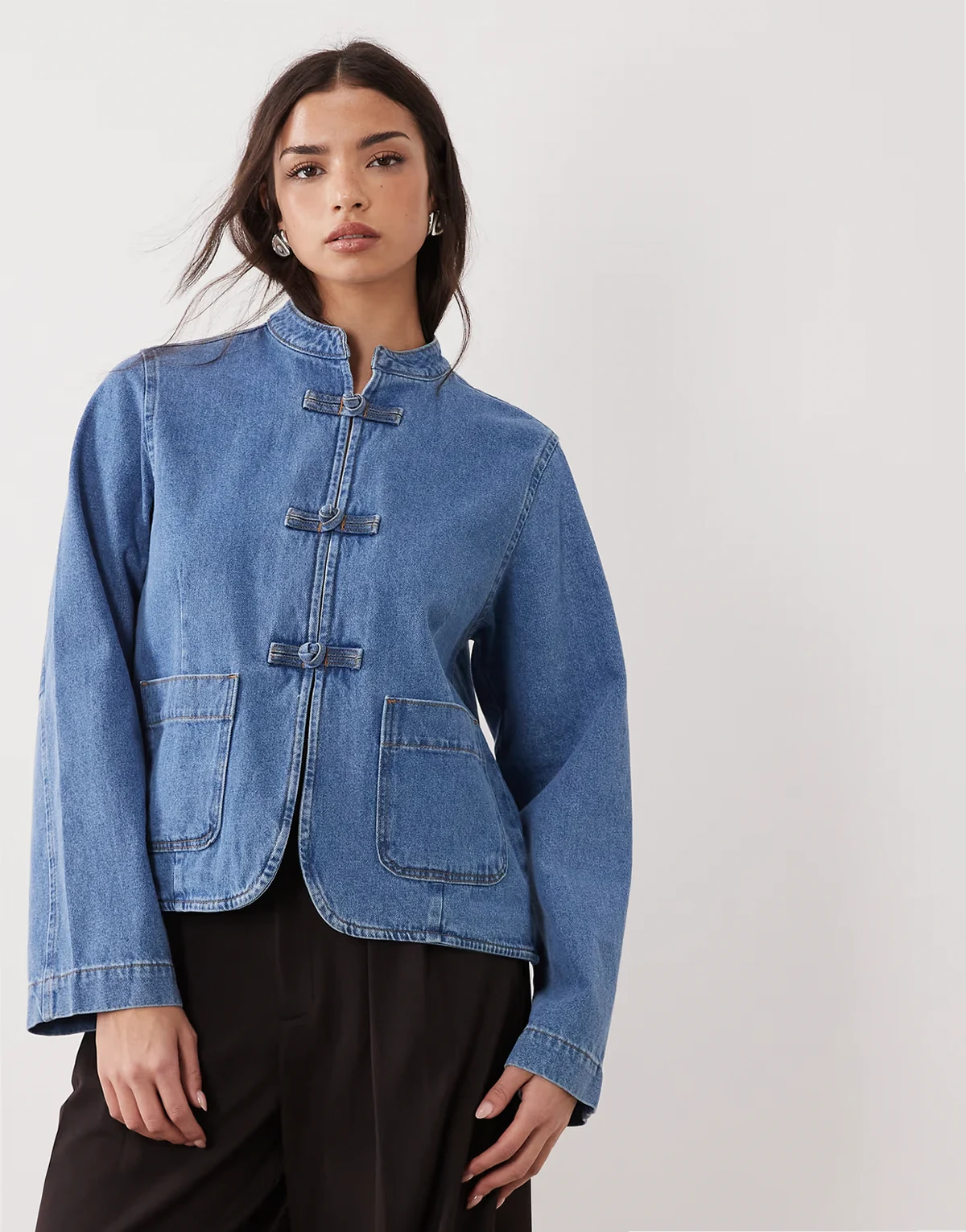 – Jeansowa kurtka oversize ze stójką w kolorze indygo