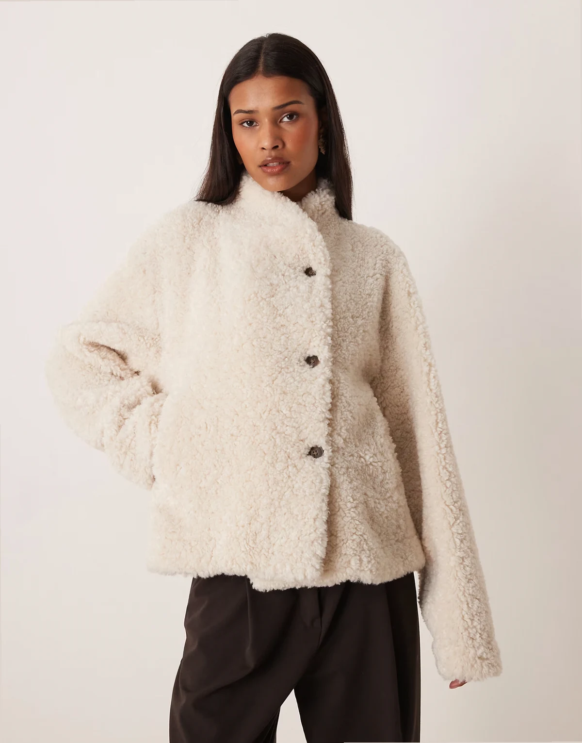 – Hochgeschlossene Teddyfell-Jacke in Wollweiß