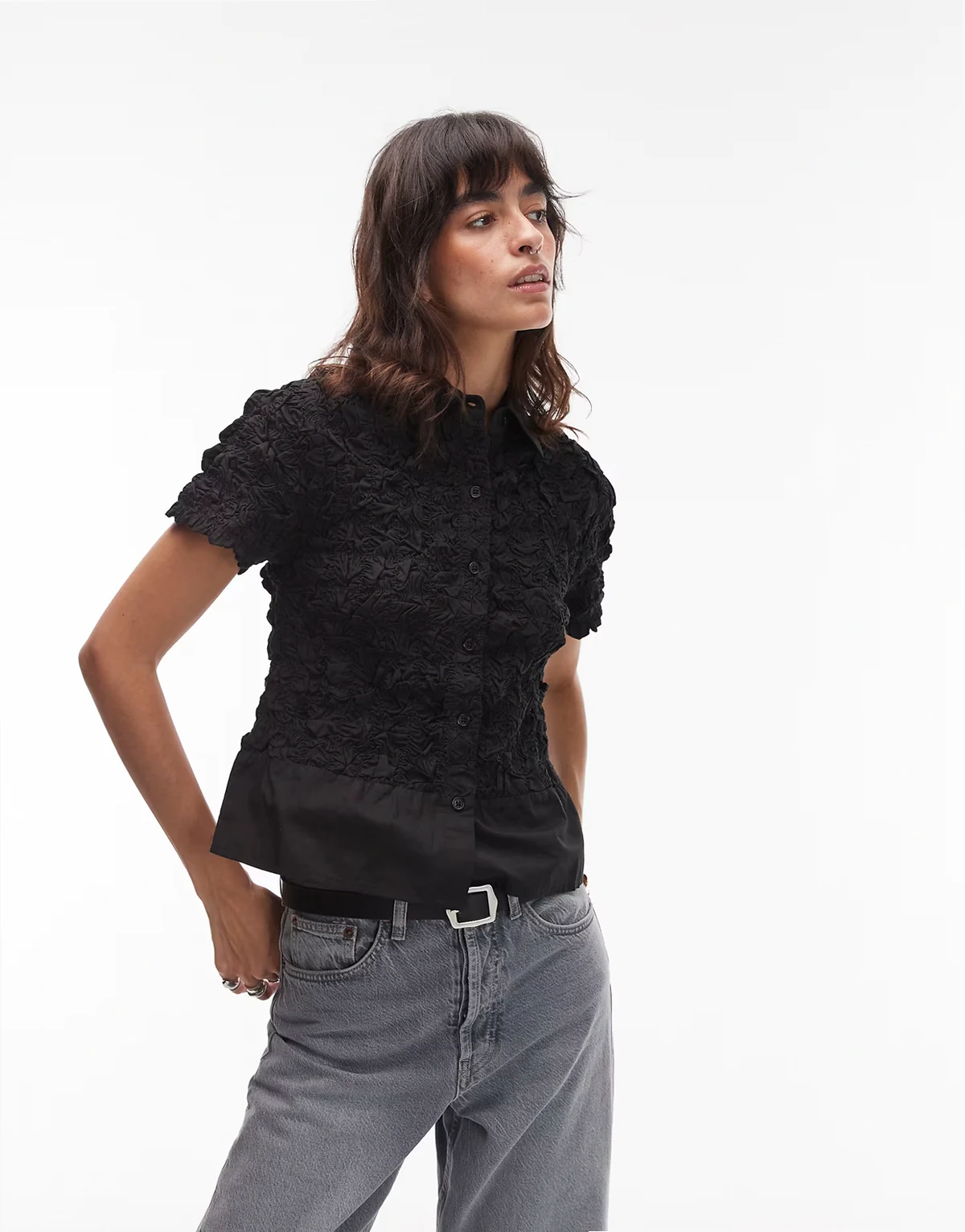 – Czarna dopasowana koszula popelinowa z krótkim rękawem i marszczeniami