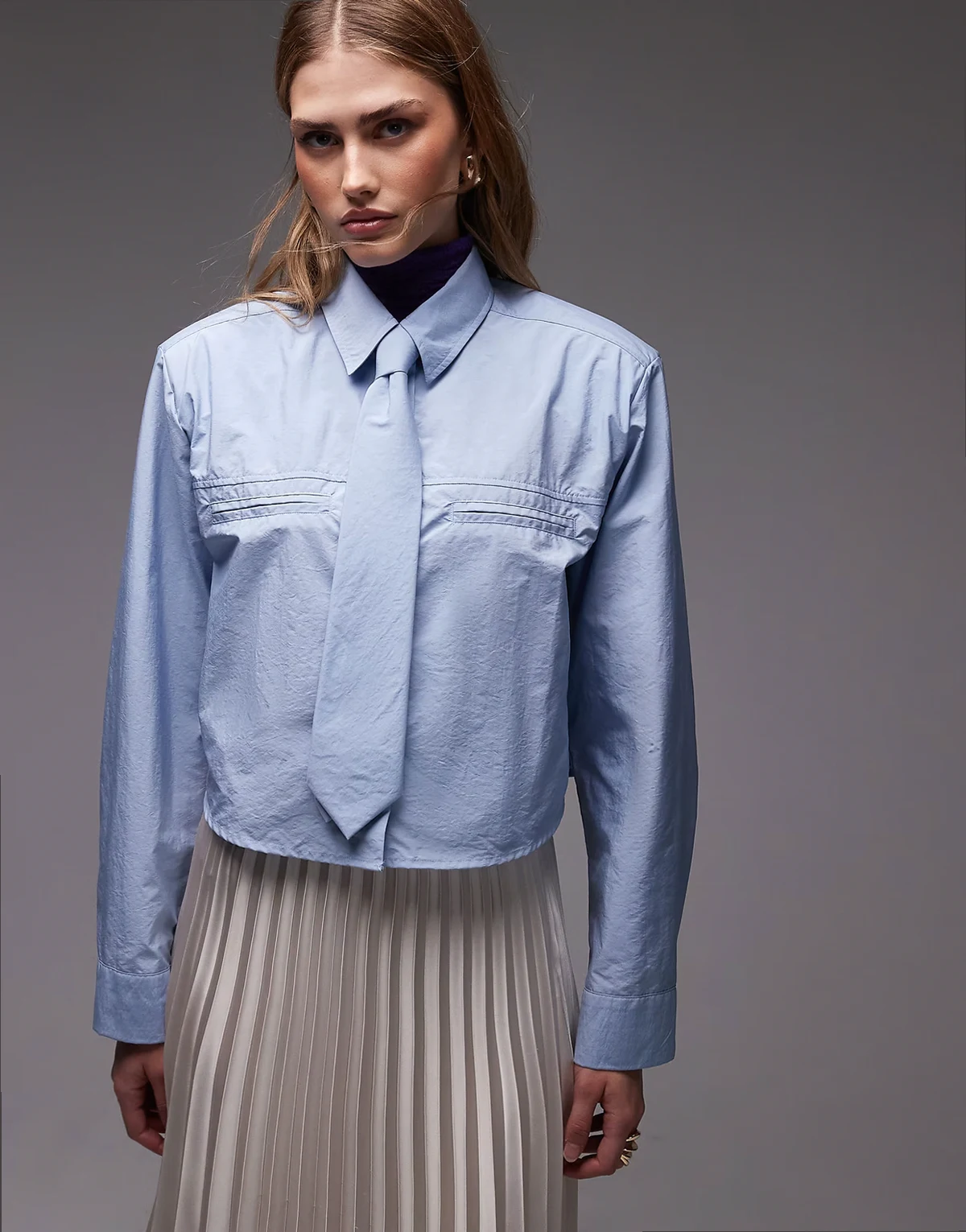 – Kastiges Cropped-Hemd aus Nylon in Blau mit Krawatte