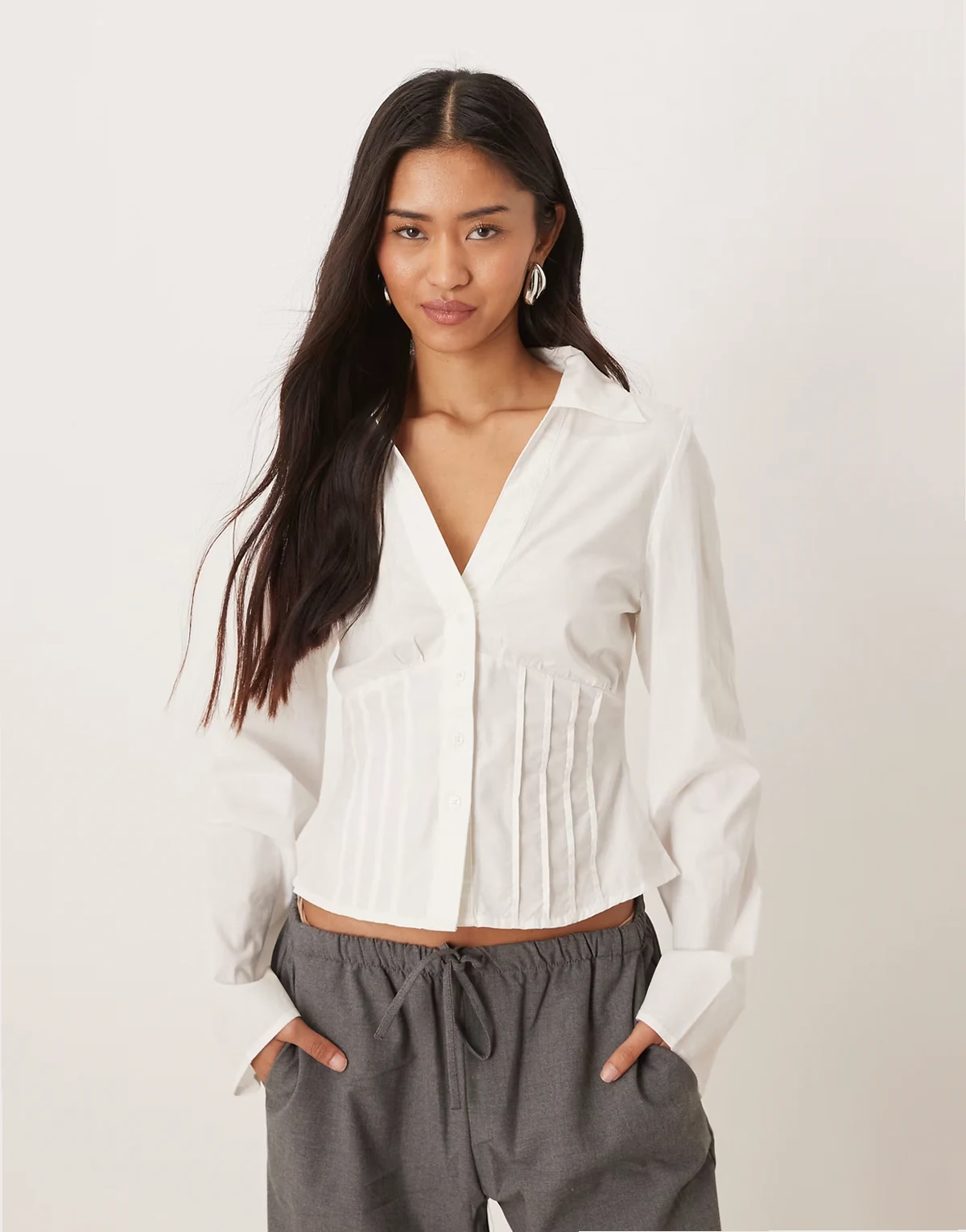 – Biała gorsetowa koszula