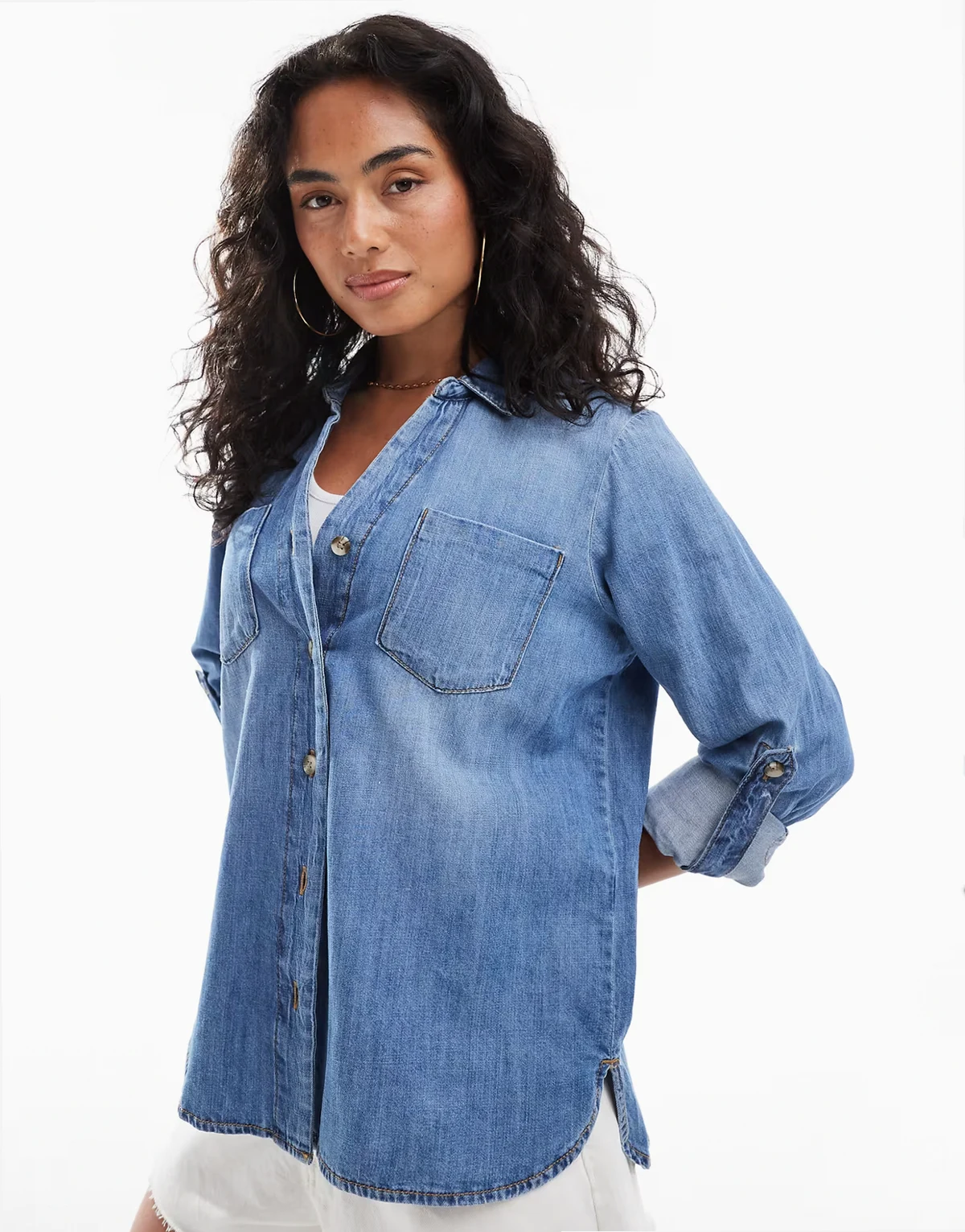 – Niebieska koszula jeansowa zapinana na guziki